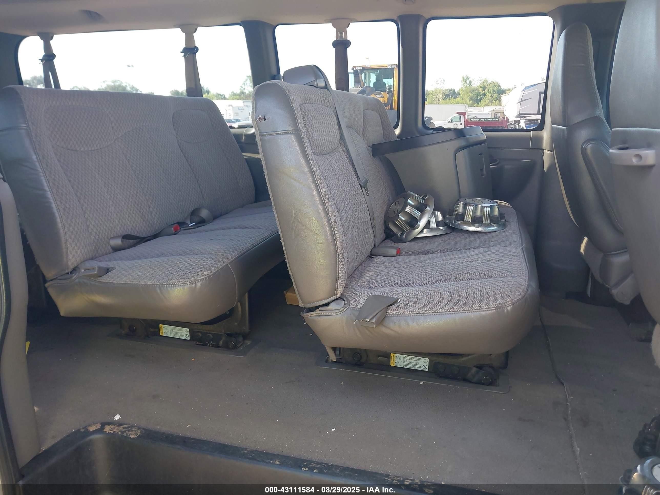 2007 Chevrolet Express Ls White vin: 1GAHG39U271103990