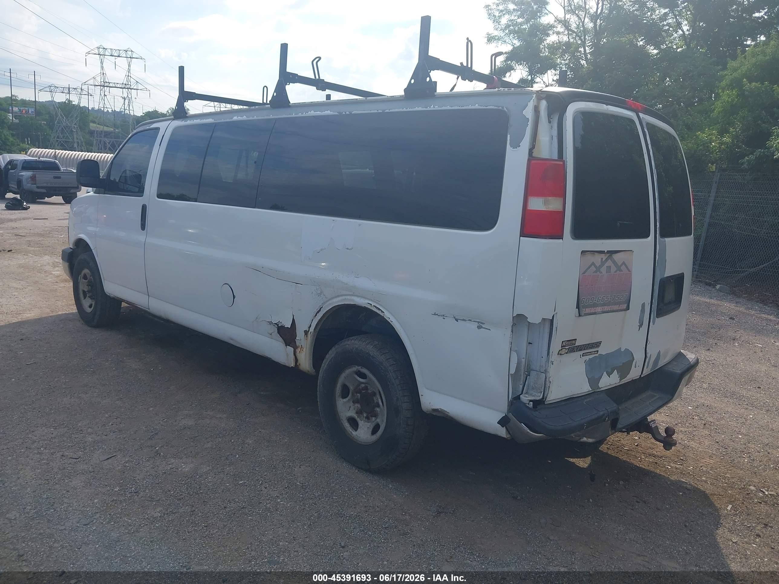 2007 Chevrolet Express Passenger Ls White vin: 1GAHG39U371126792