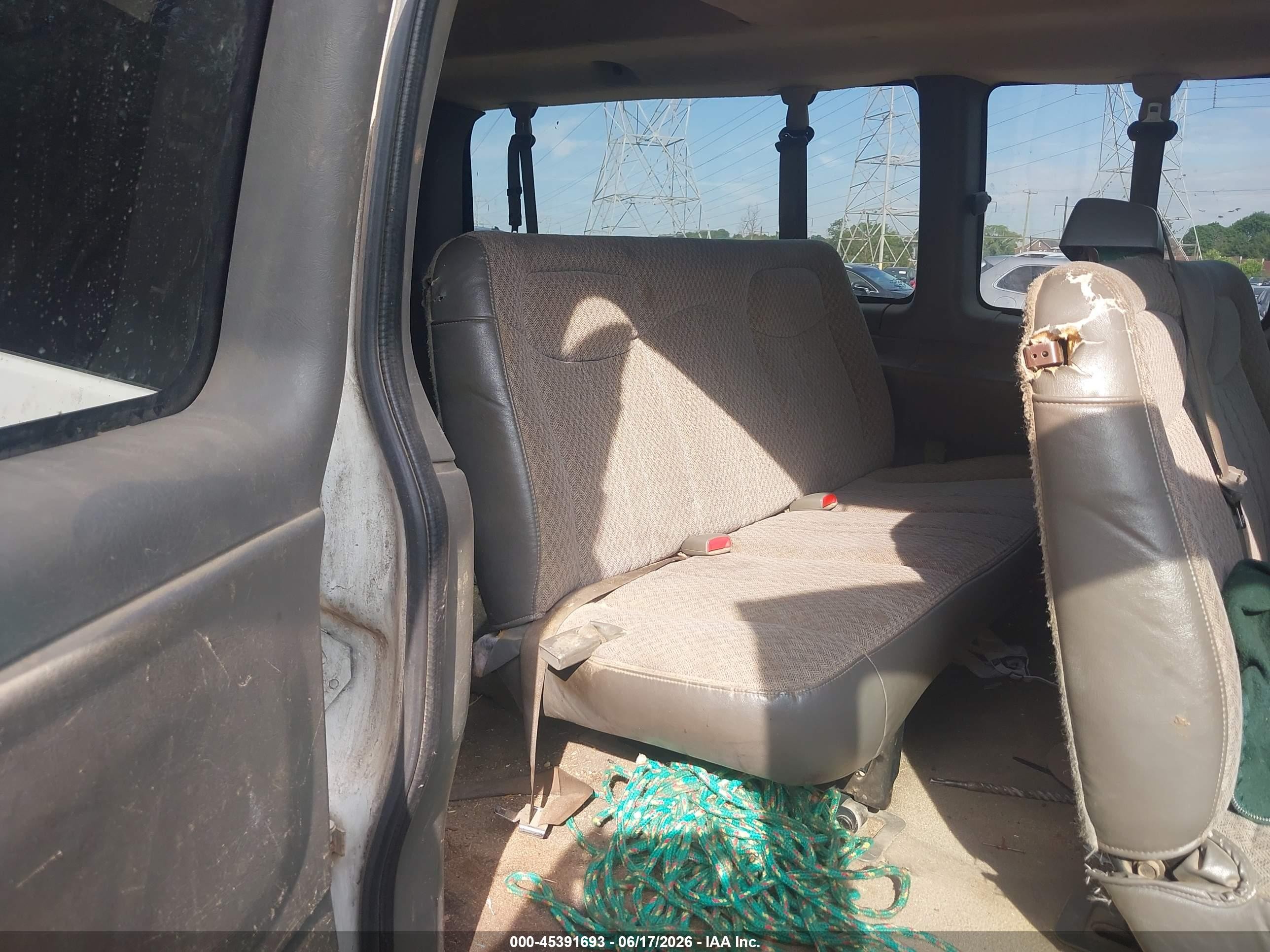 2007 Chevrolet Express Passenger Ls White vin: 1GAHG39U371126792