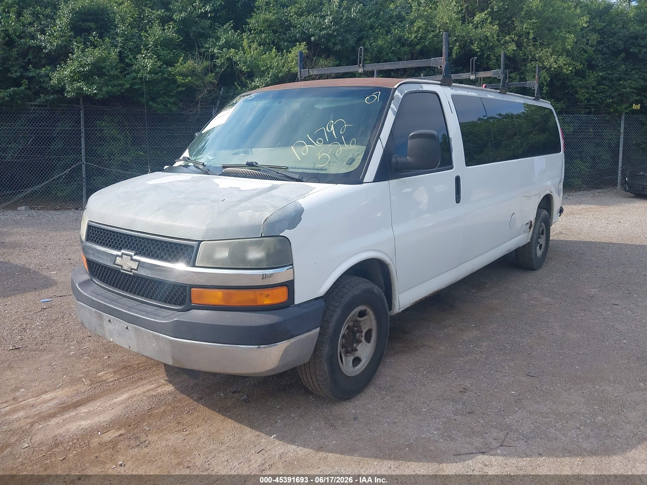 2007 Chevrolet Express Passenger Ls White vin: 1GAHG39U371126792