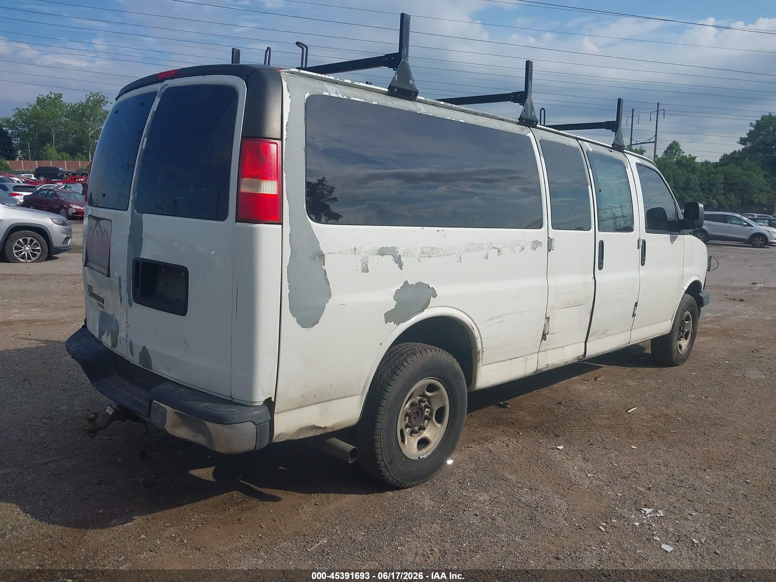 2007 Chevrolet Express Passenger Ls White vin: 1GAHG39U371126792
