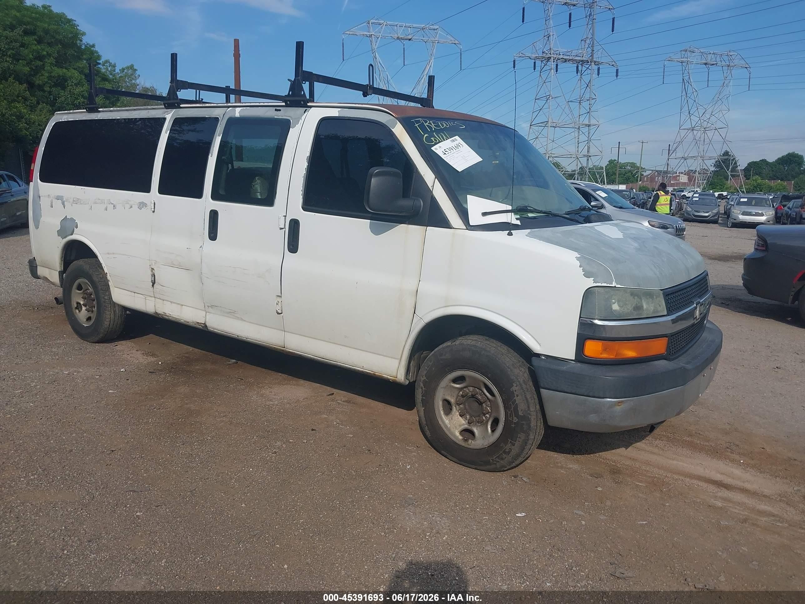 2007 Chevrolet Express Passenger Ls White vin: 1GAHG39U371126792
