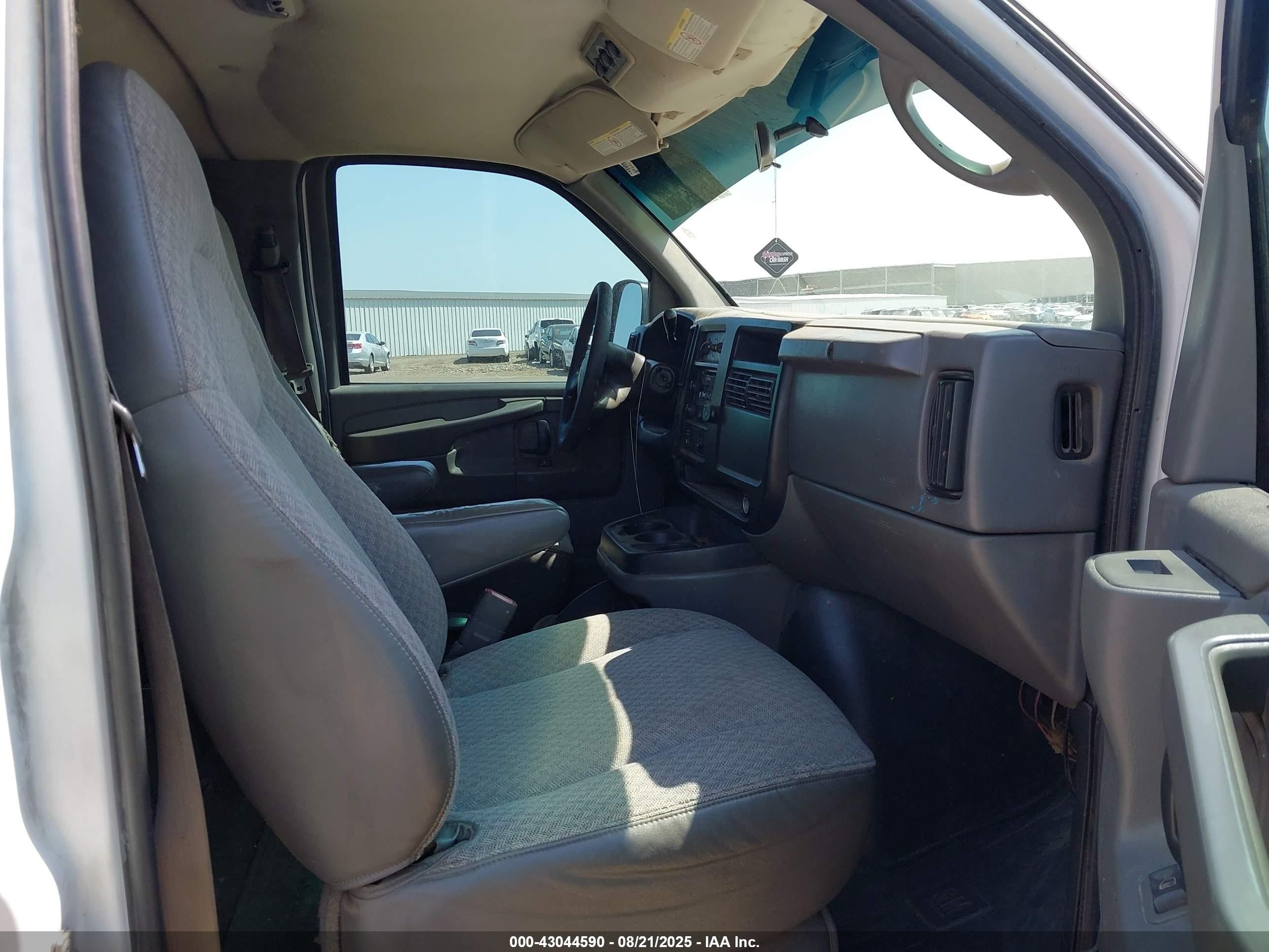 2007 Chevrolet Express Ls White vin: 1GAHG39U371161221