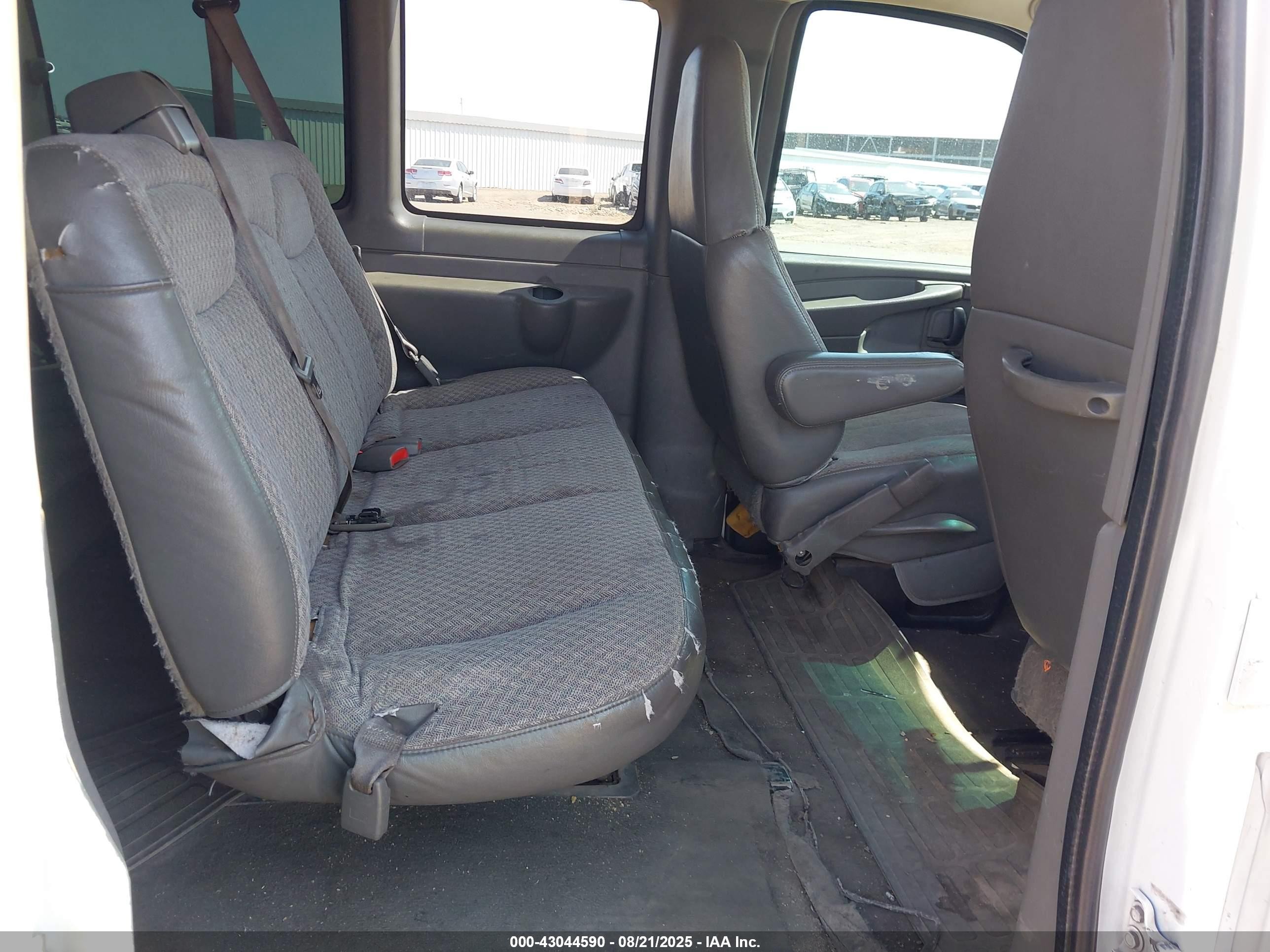 2007 Chevrolet Express Ls White vin: 1GAHG39U371161221