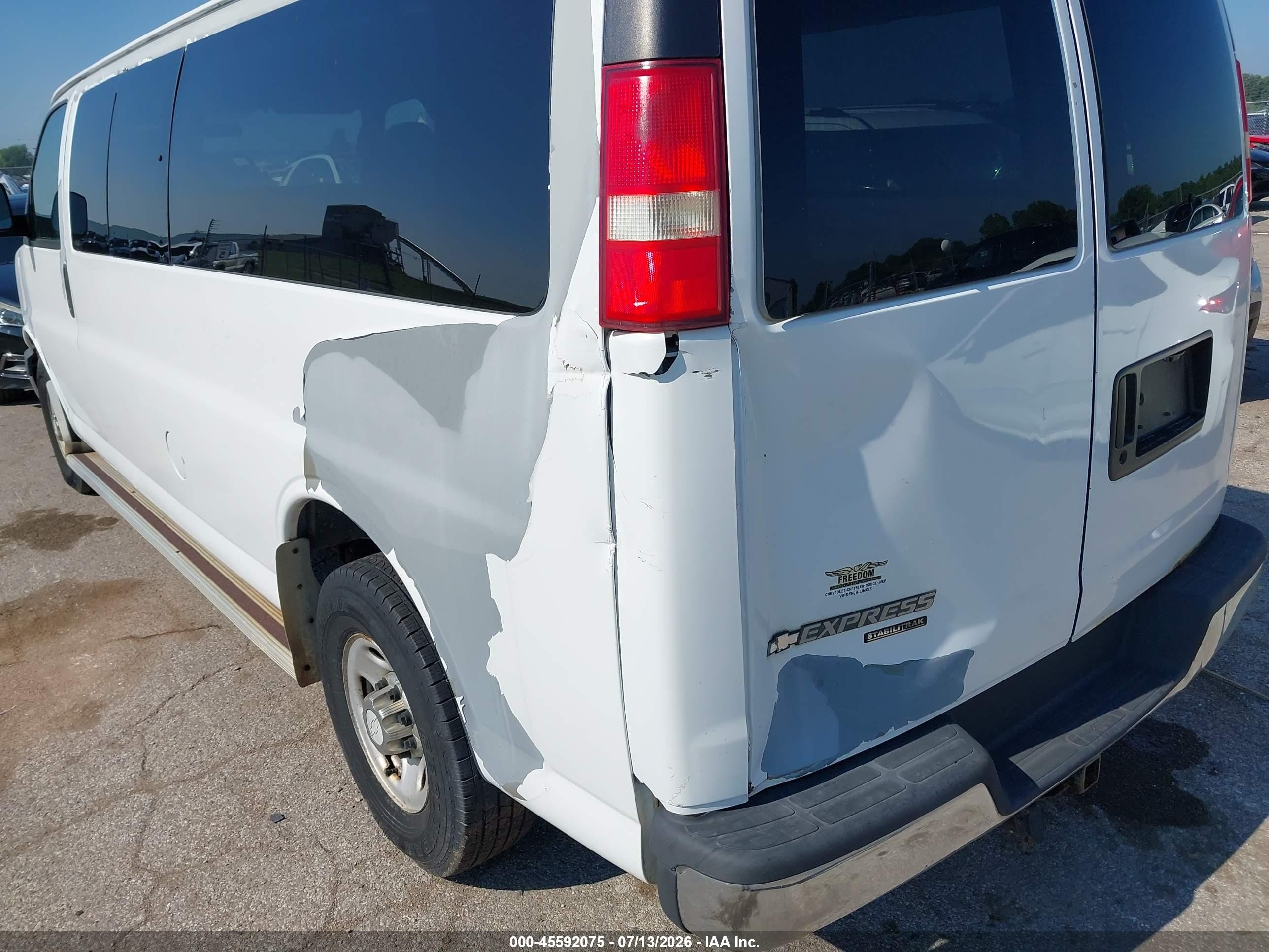 2007 Chevrolet Express Passenger Ls White vin: 1GAHG39U371188659