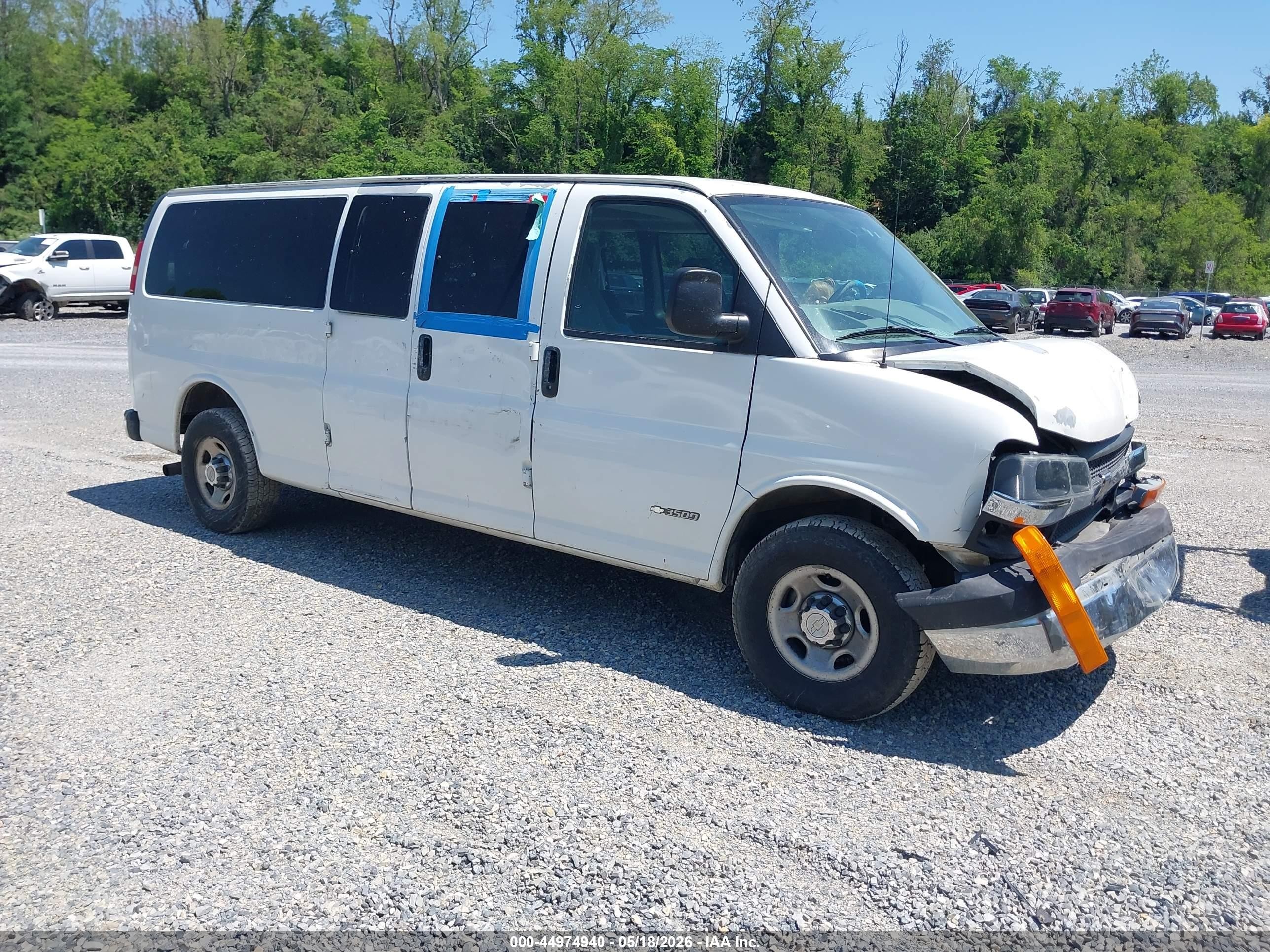 2005 Chevrolet Express   White vin: 1GAHG39U451263088