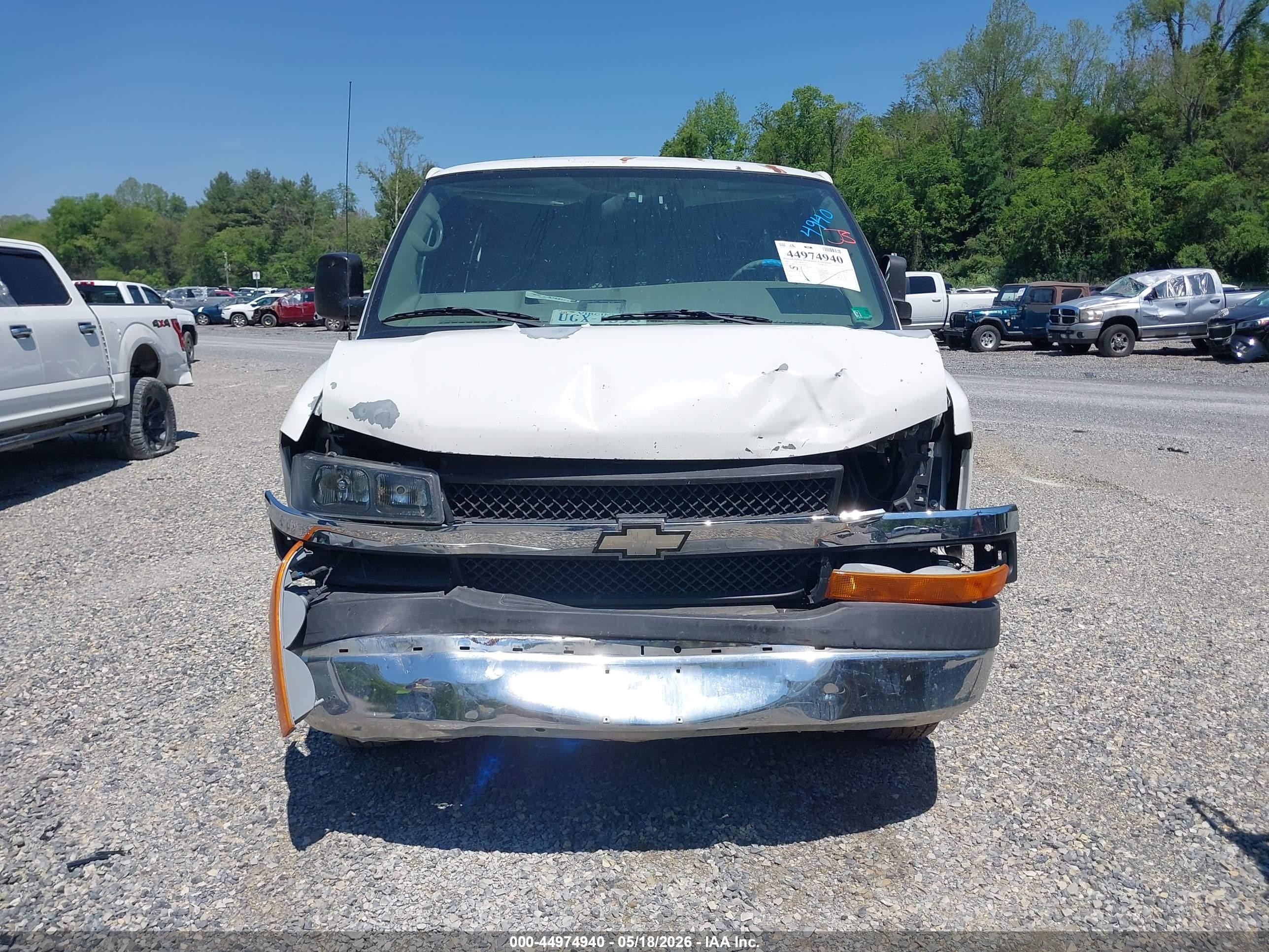 2005 Chevrolet Express   Белый vin: 1GAHG39U451263088