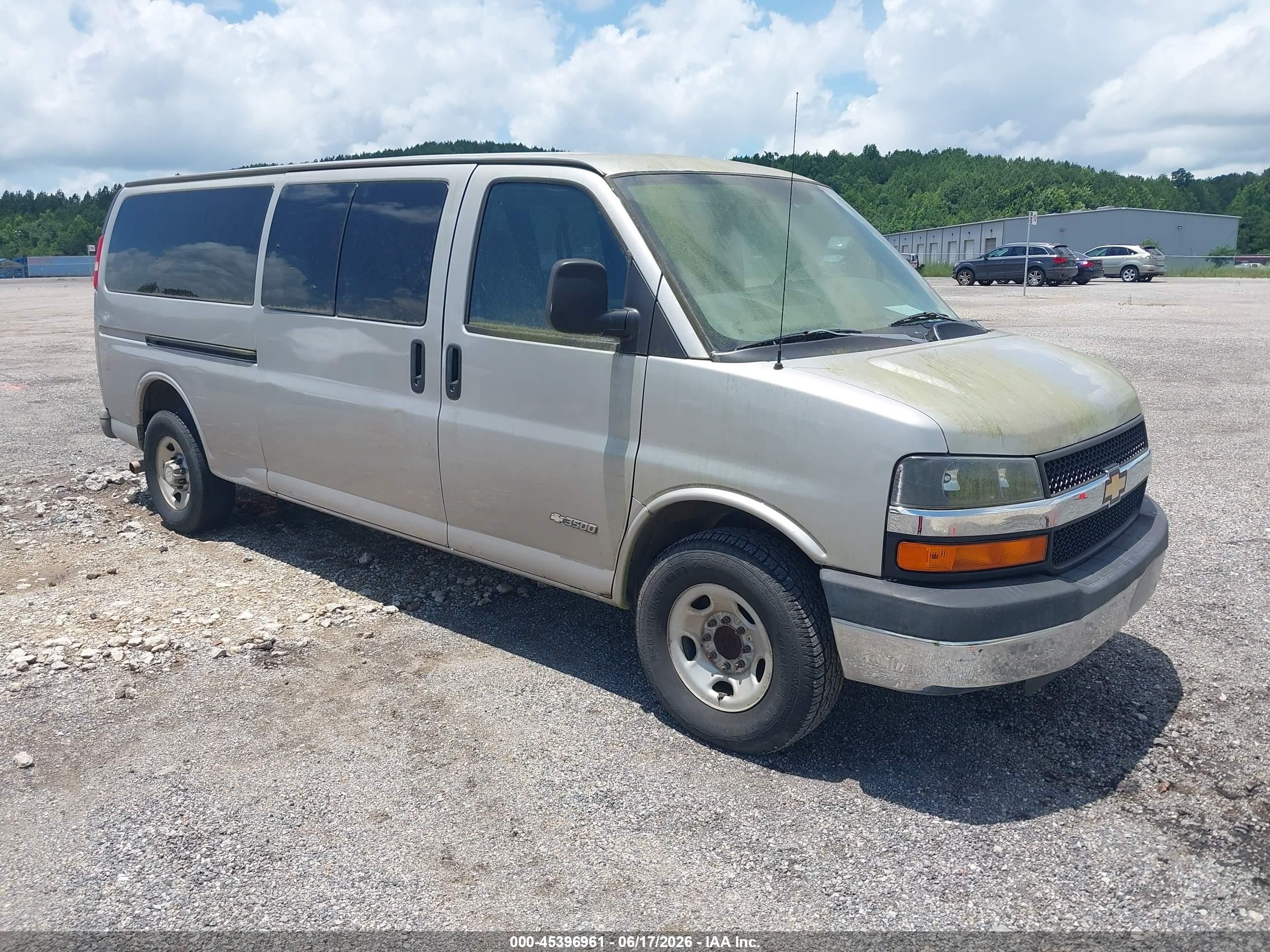 2005 Chevrolet Express   Champagne vin: 1GAHG39U551255274