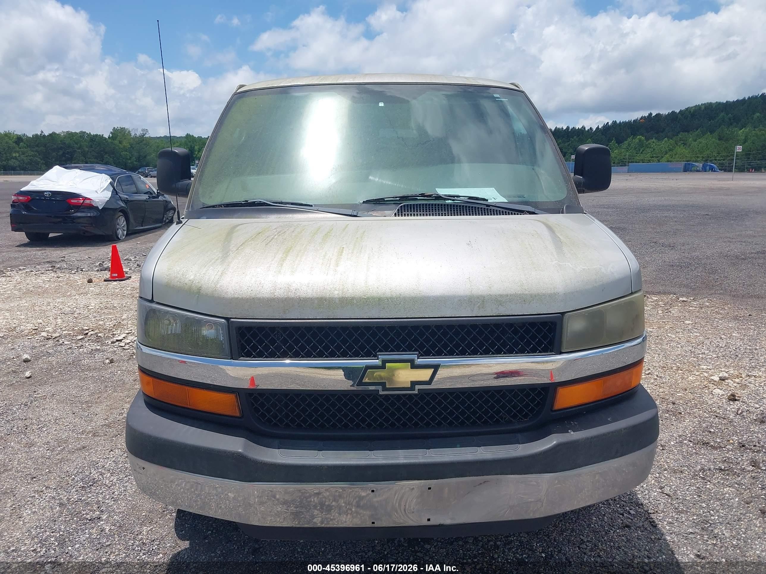 2005 Chevrolet Express   Champagne vin: 1GAHG39U551255274