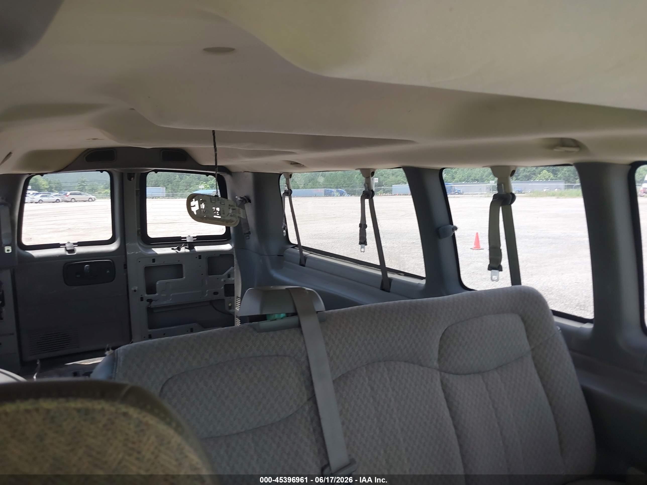 2005 Chevrolet Express   Champagne vin: 1GAHG39U551255274