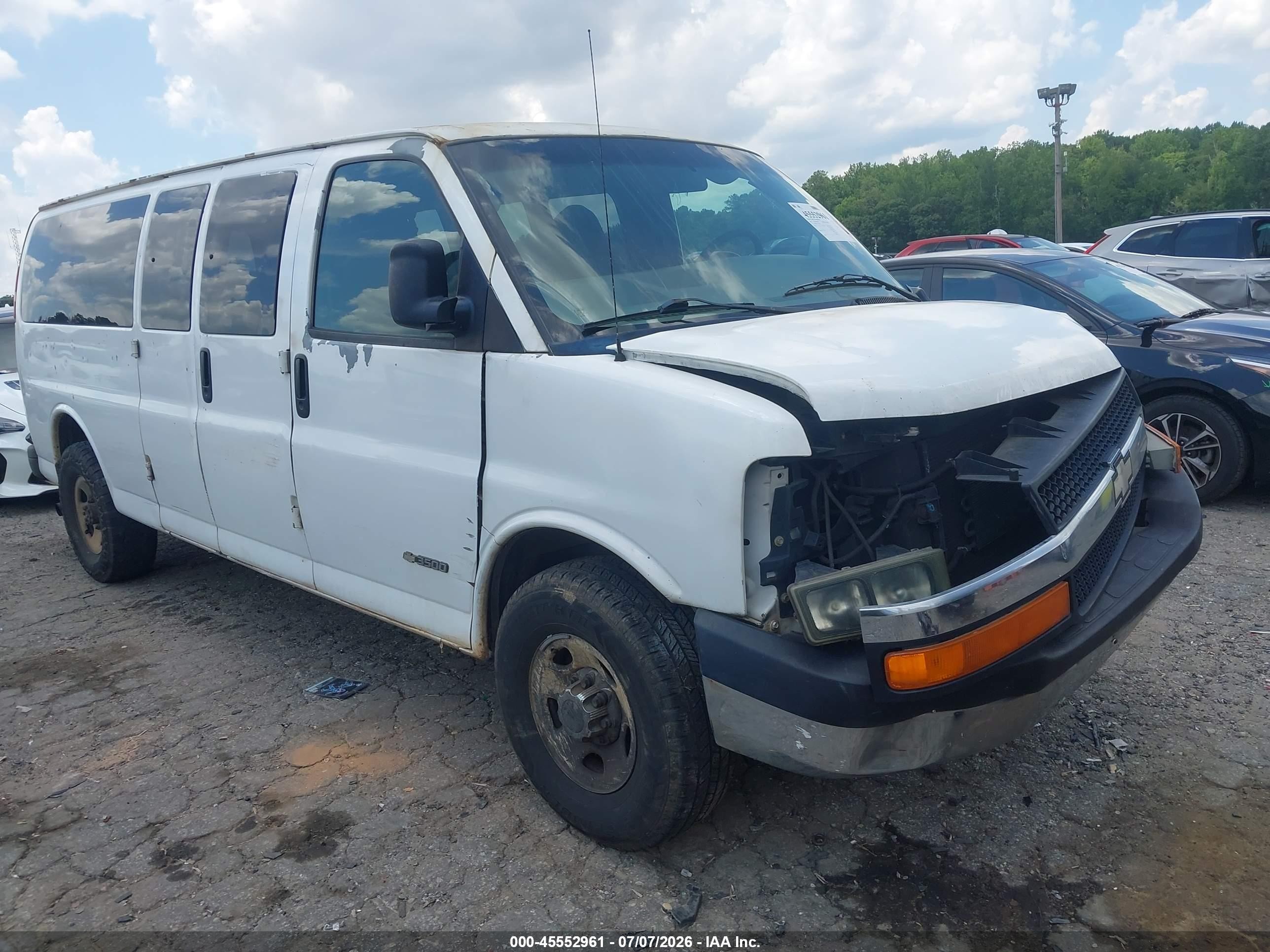 2005 Chevrolet Express Passenger   White vin: 1GAHG39U751128834