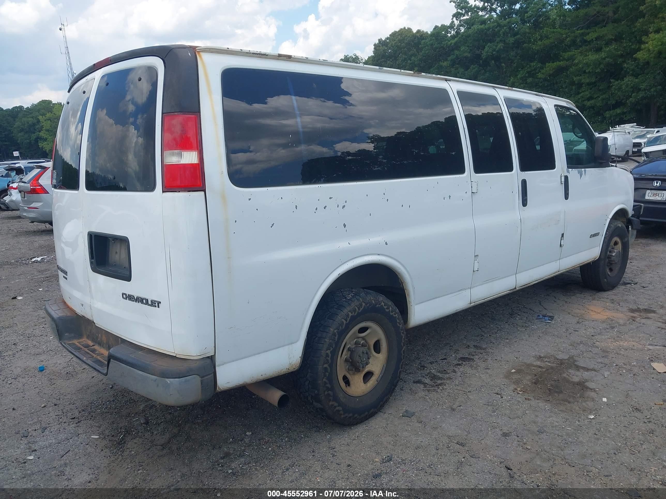 2005 Chevrolet Express Passenger   Белый vin: 1GAHG39U751128834
