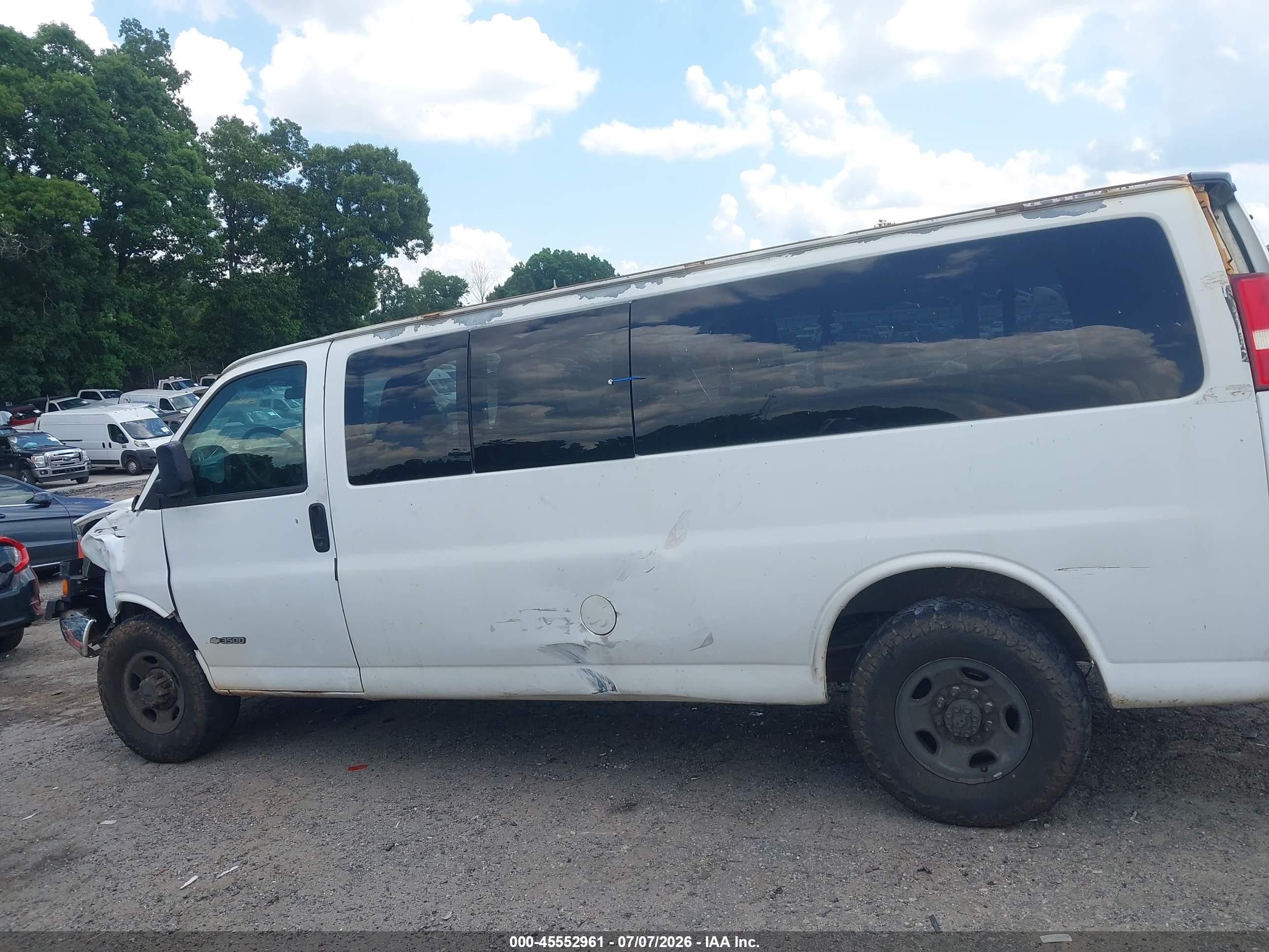 2005 Chevrolet Express Passenger   Белый vin: 1GAHG39U751128834