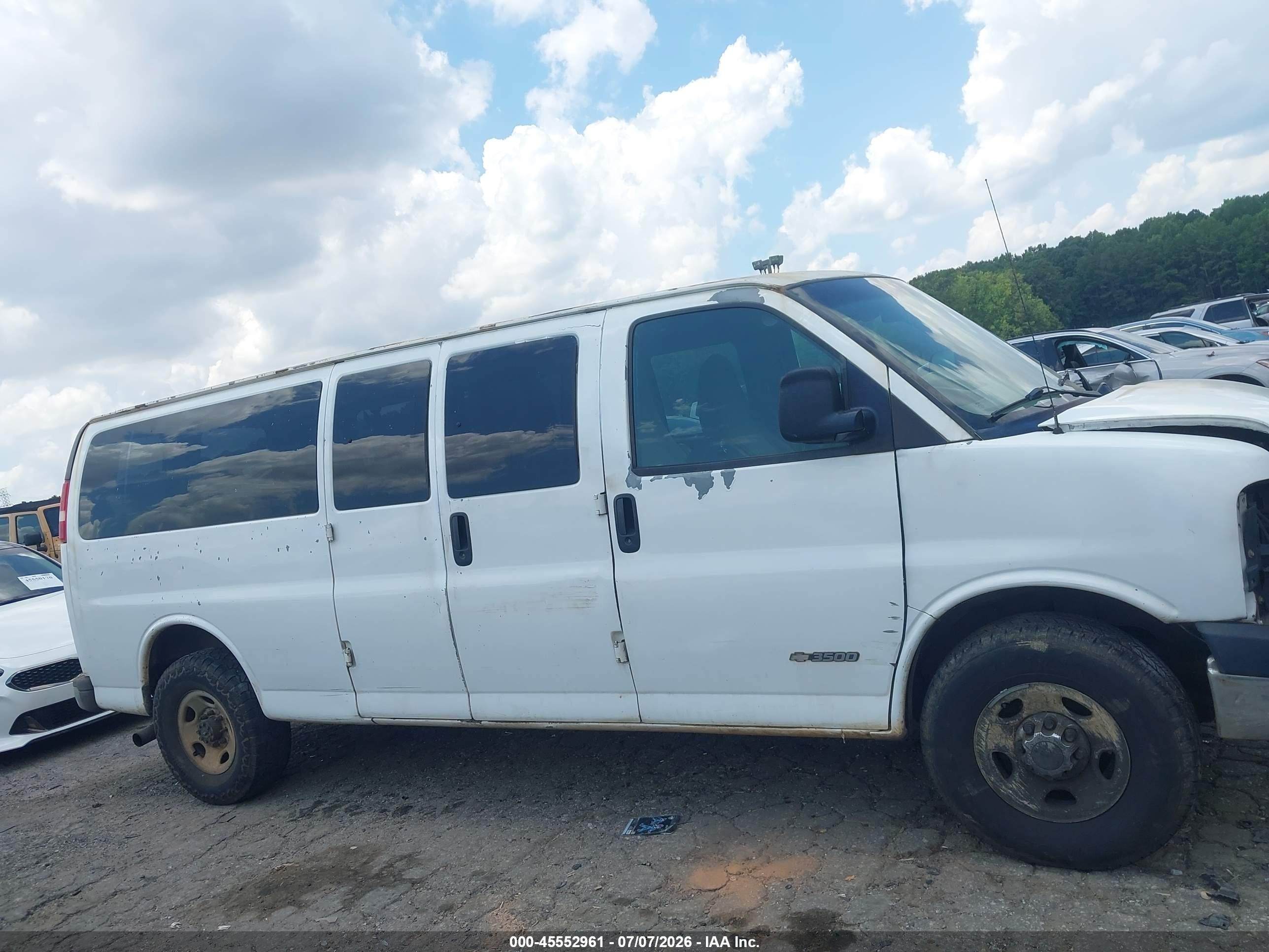 2005 Chevrolet Express Passenger   Белый vin: 1GAHG39U751128834