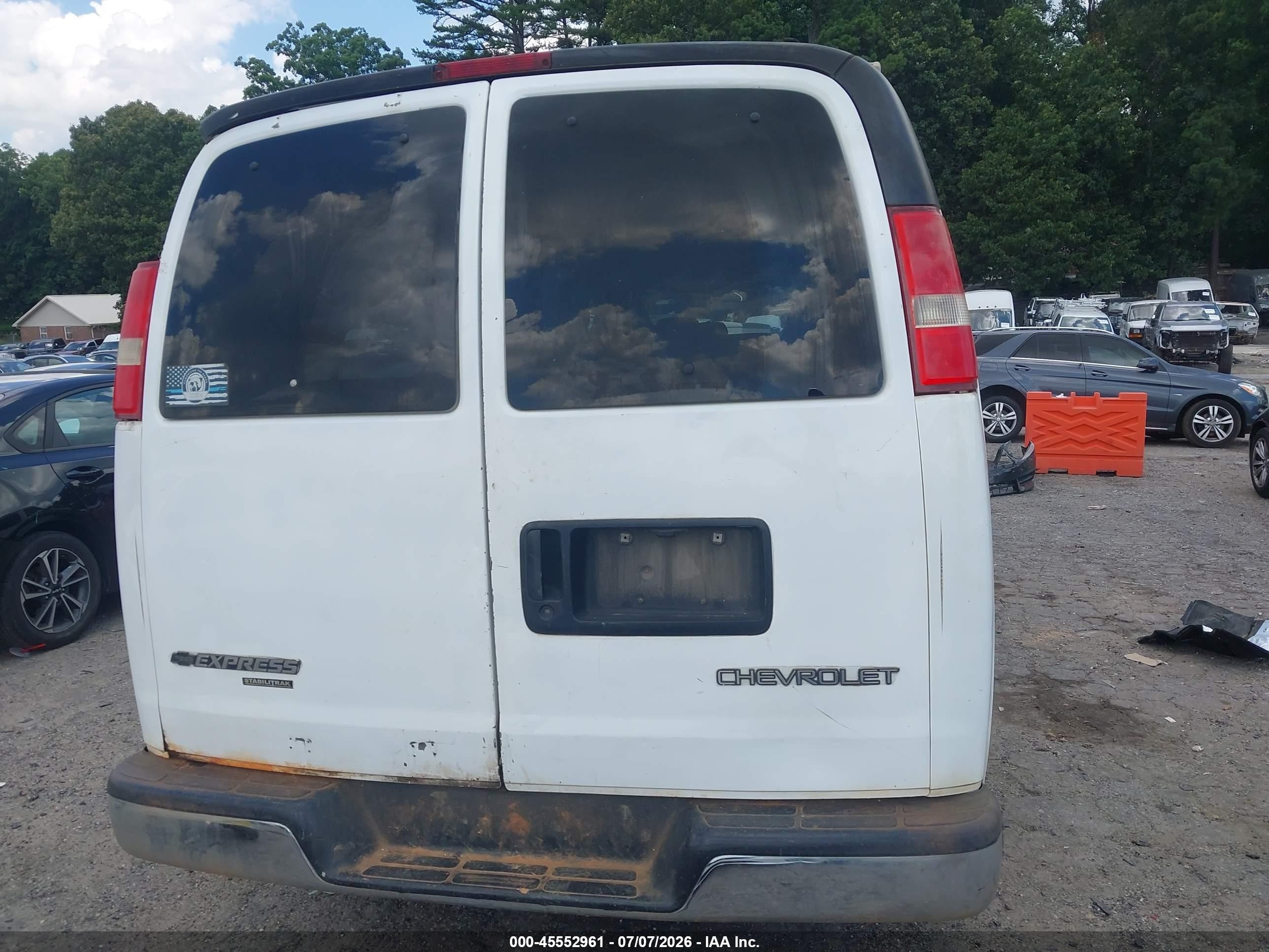 2005 Chevrolet Express Passenger   Белый vin: 1GAHG39U751128834