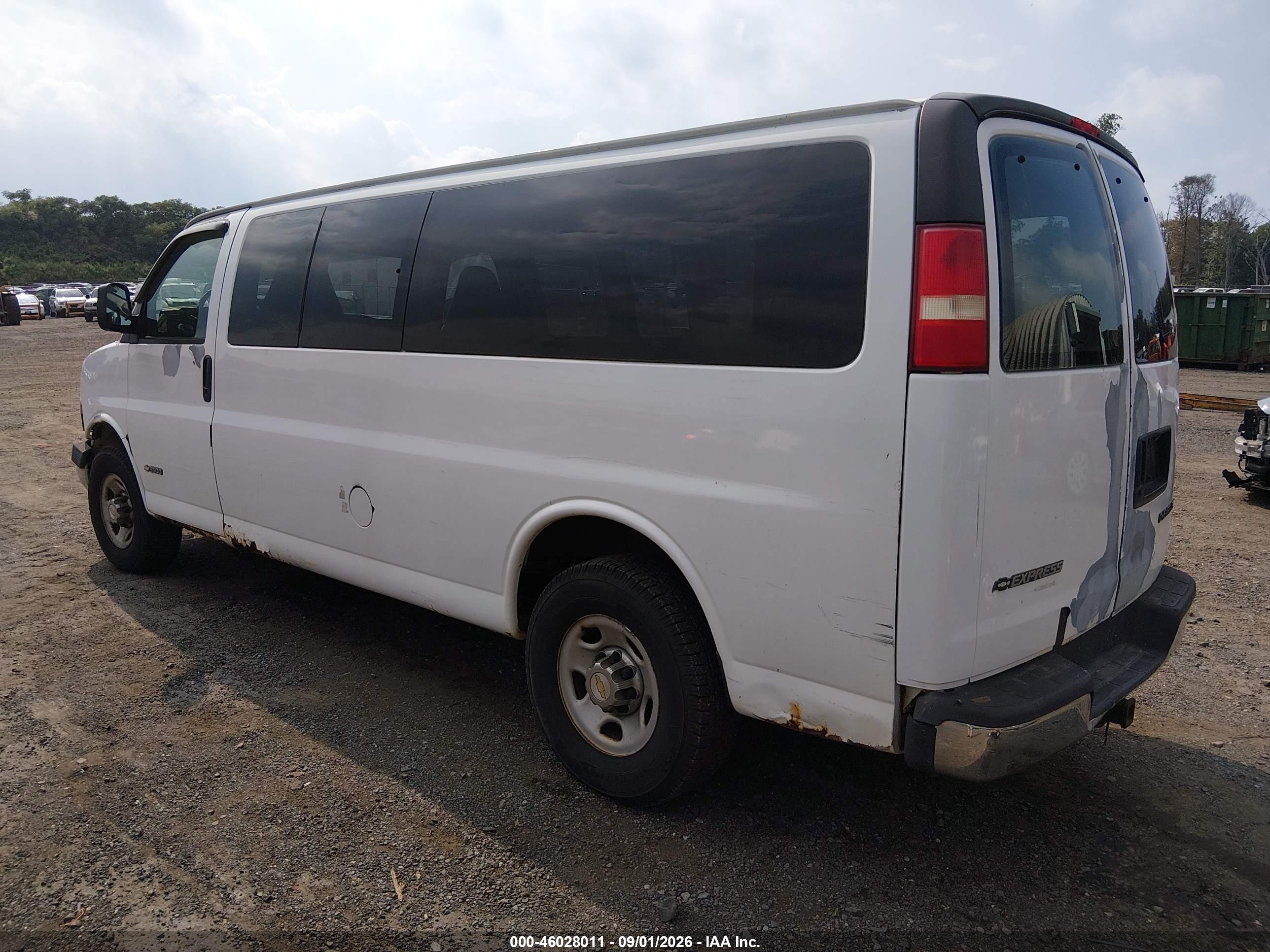 2005 Chevrolet Express   White vin: 1GAHG39U751161610