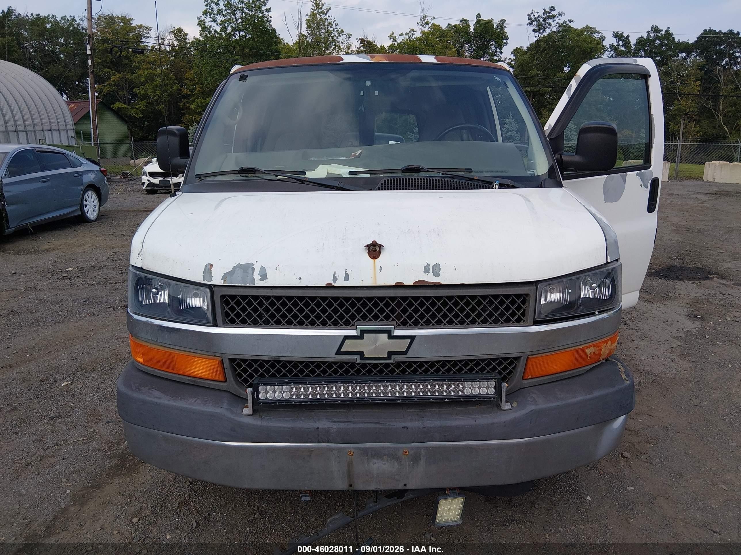 2005 Chevrolet Express   White vin: 1GAHG39U751161610