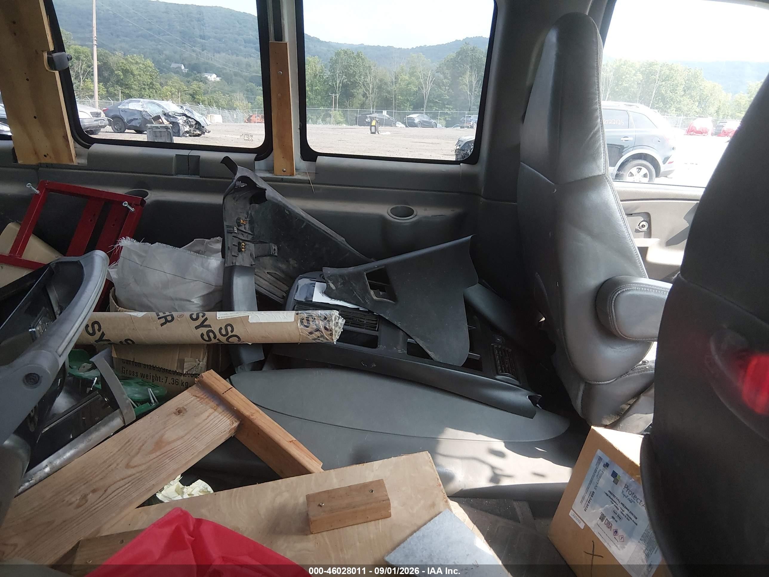 2005 Chevrolet Express   White vin: 1GAHG39U751161610