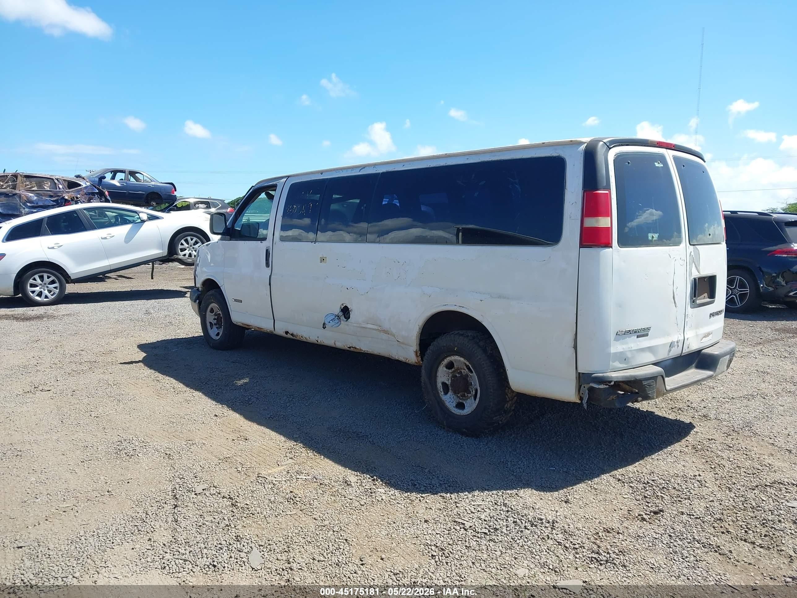 2005 Chevrolet Express   White vin: 1GAHG39U751229341