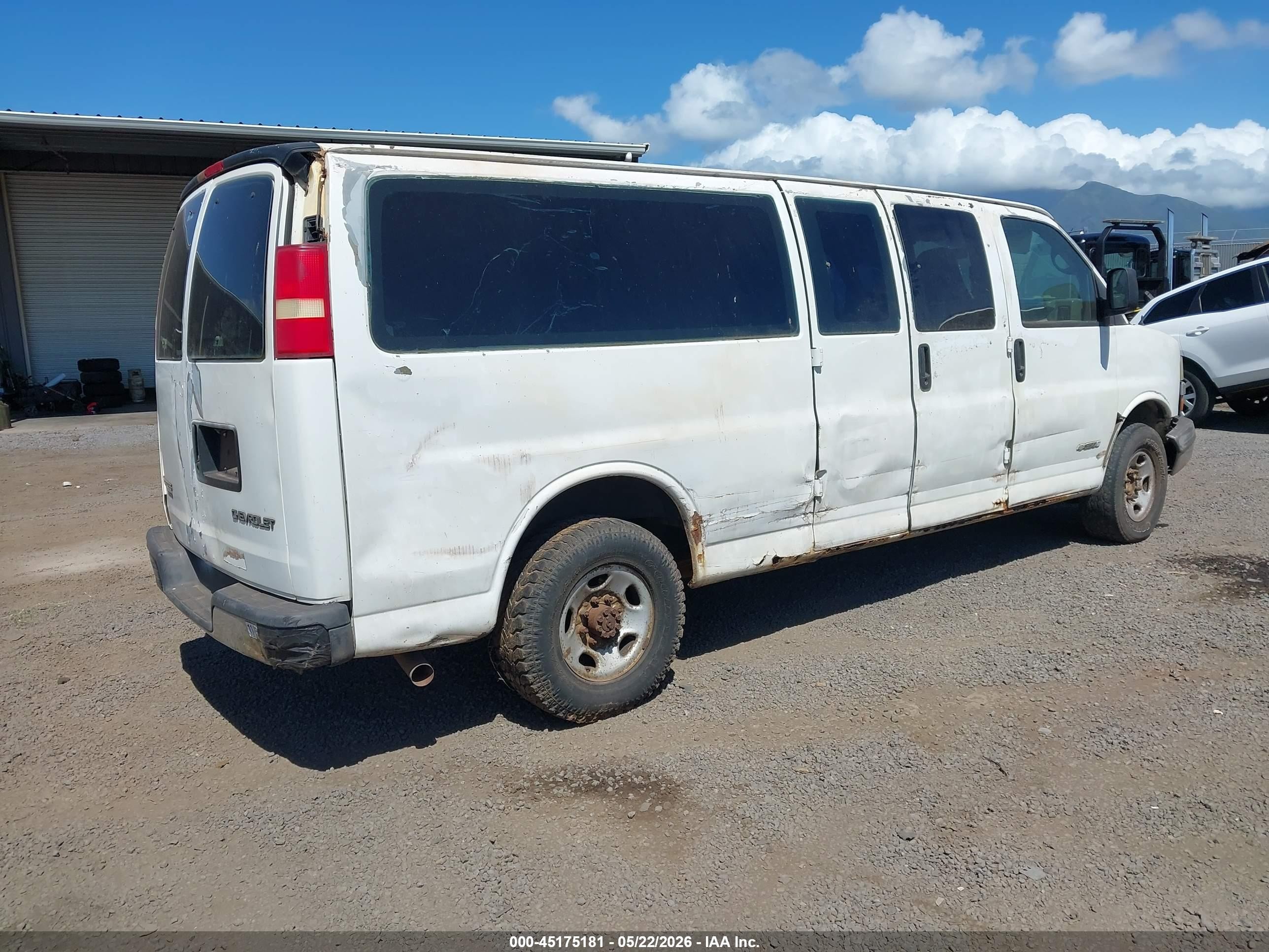 2005 Chevrolet Express   White vin: 1GAHG39U751229341