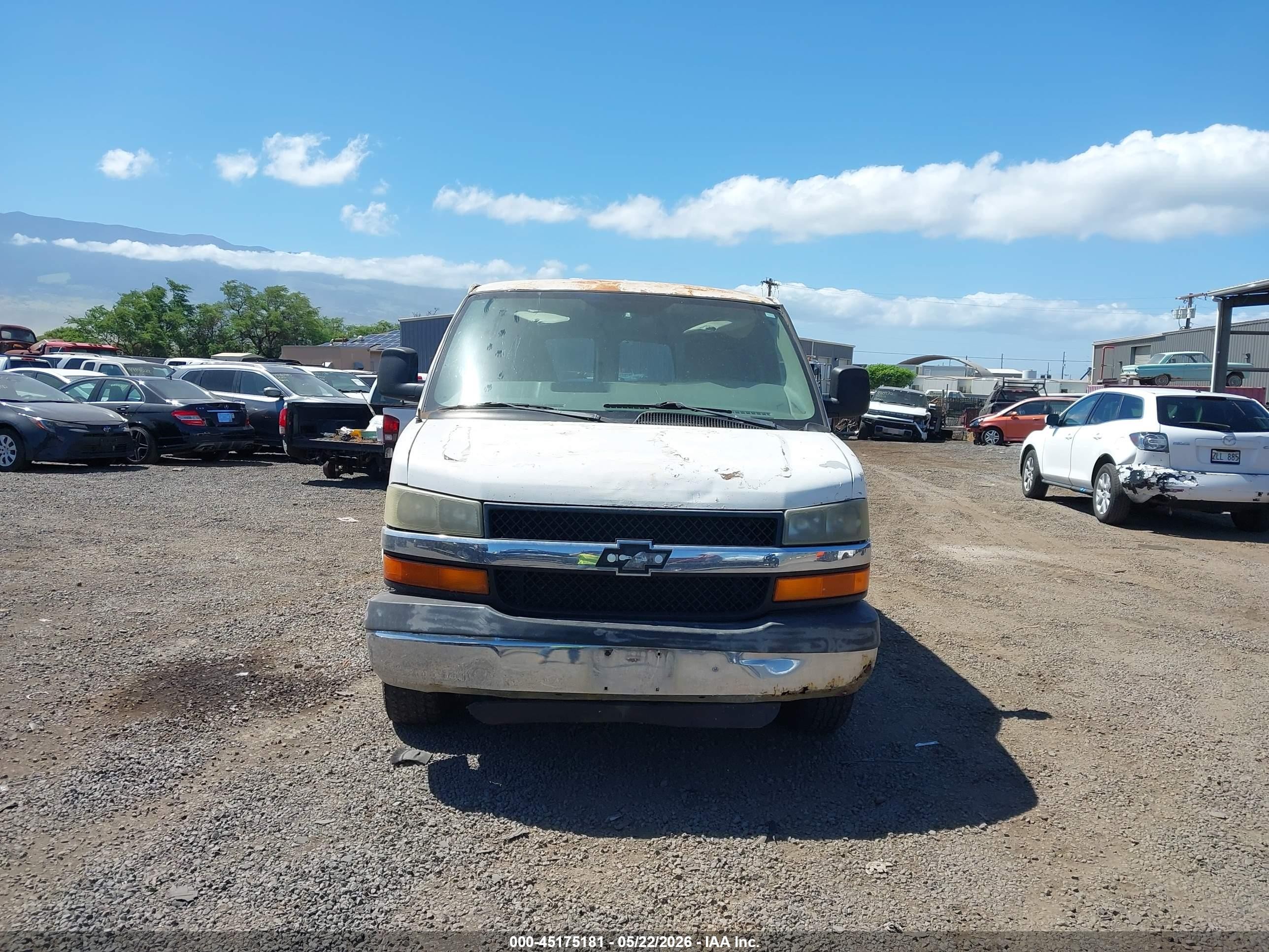 2005 Chevrolet Express   White vin: 1GAHG39U751229341