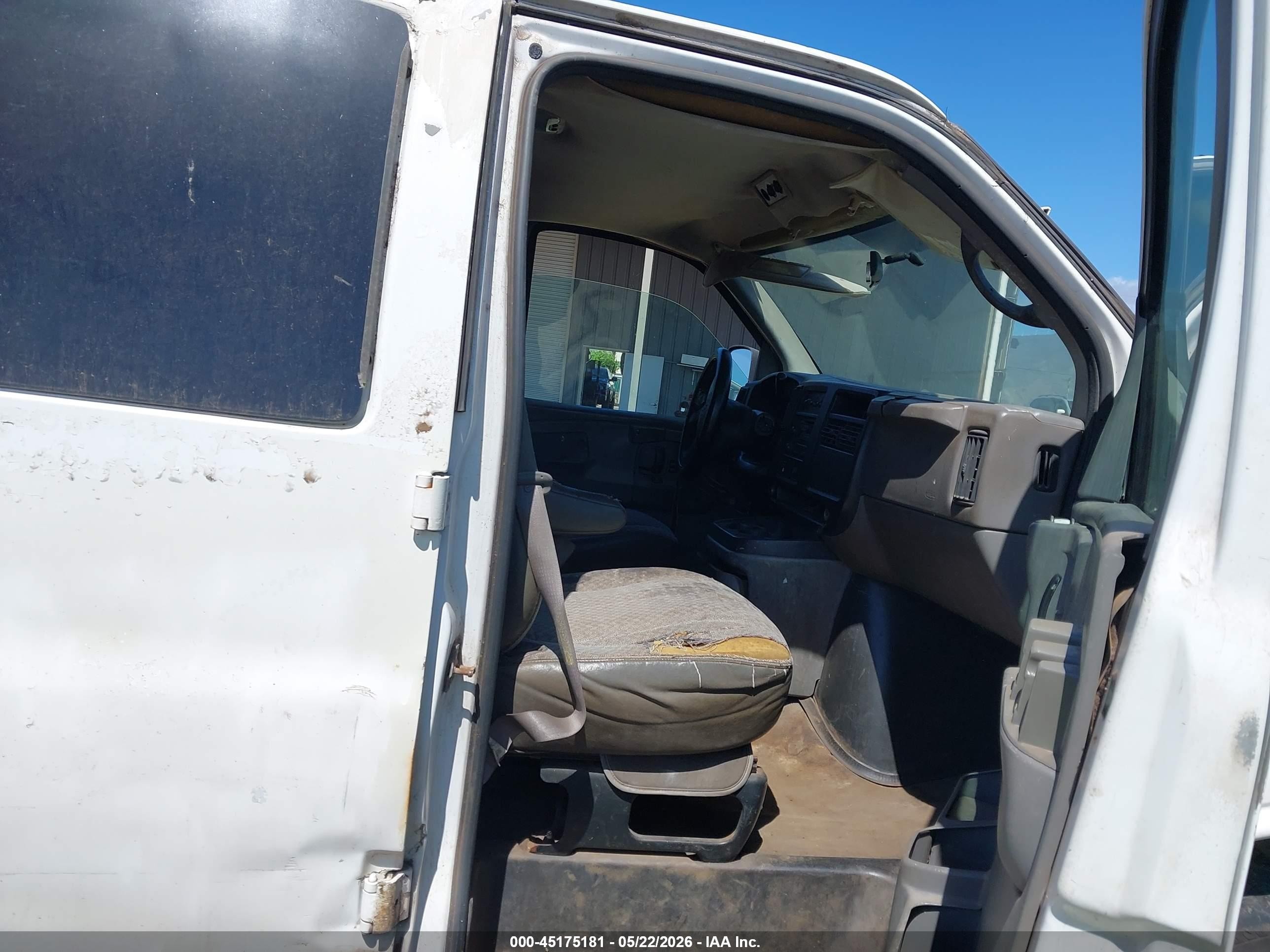 2005 Chevrolet Express   White vin: 1GAHG39U751229341