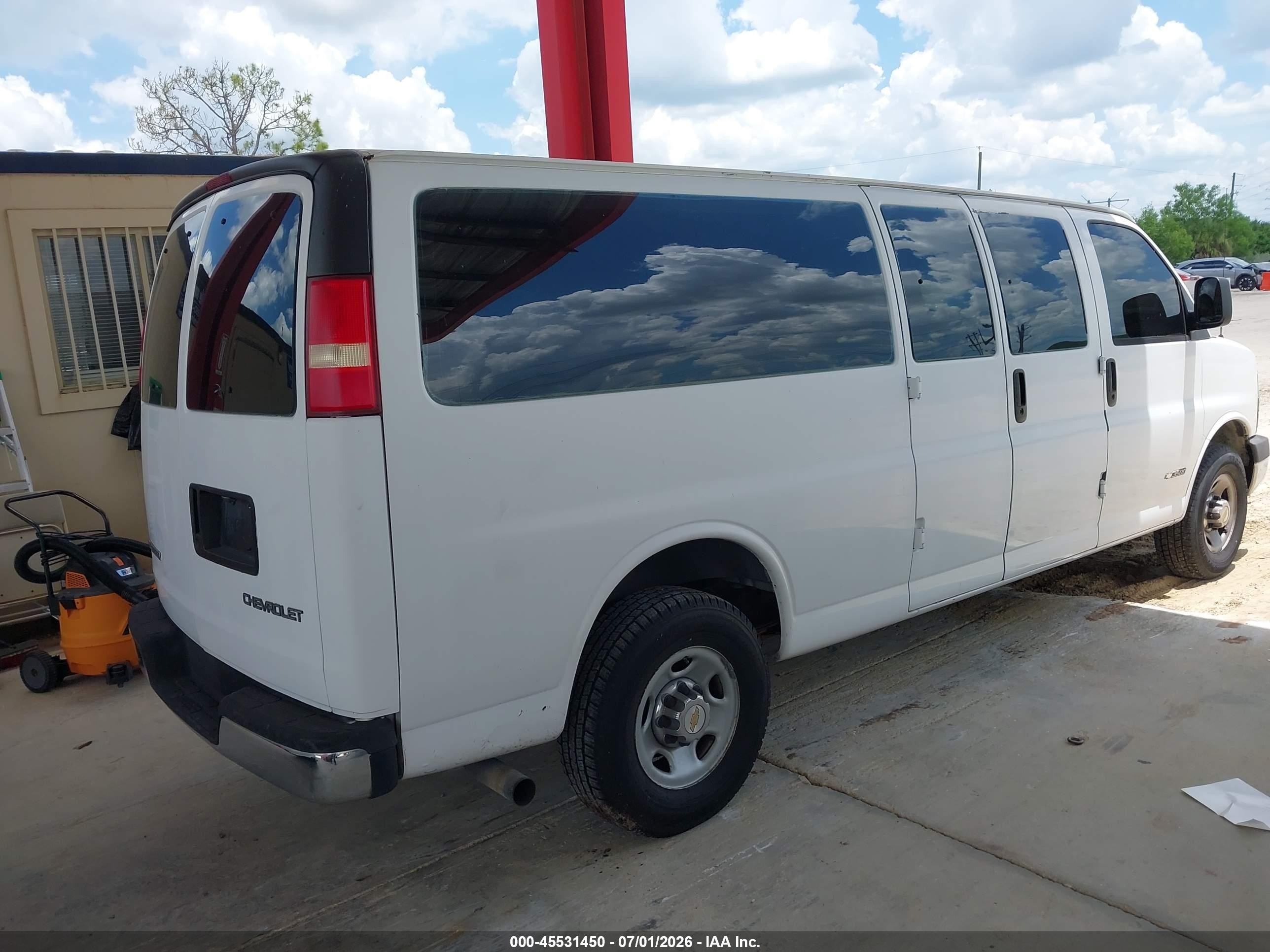2003 Chevrolet Express Passenger   White vin: 1GAHG39U831164383
