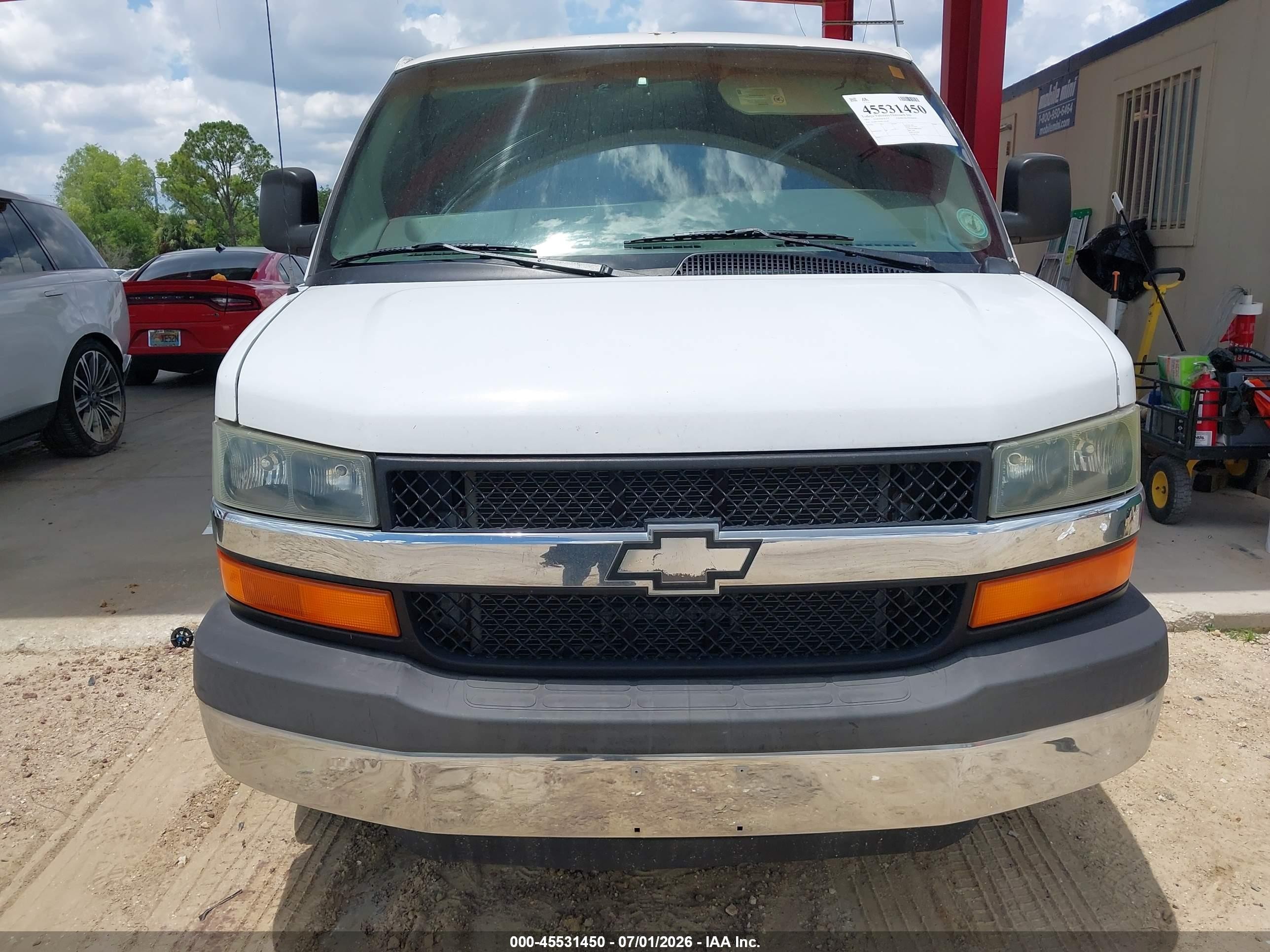 2003 Chevrolet Express Passenger   White vin: 1GAHG39U831164383