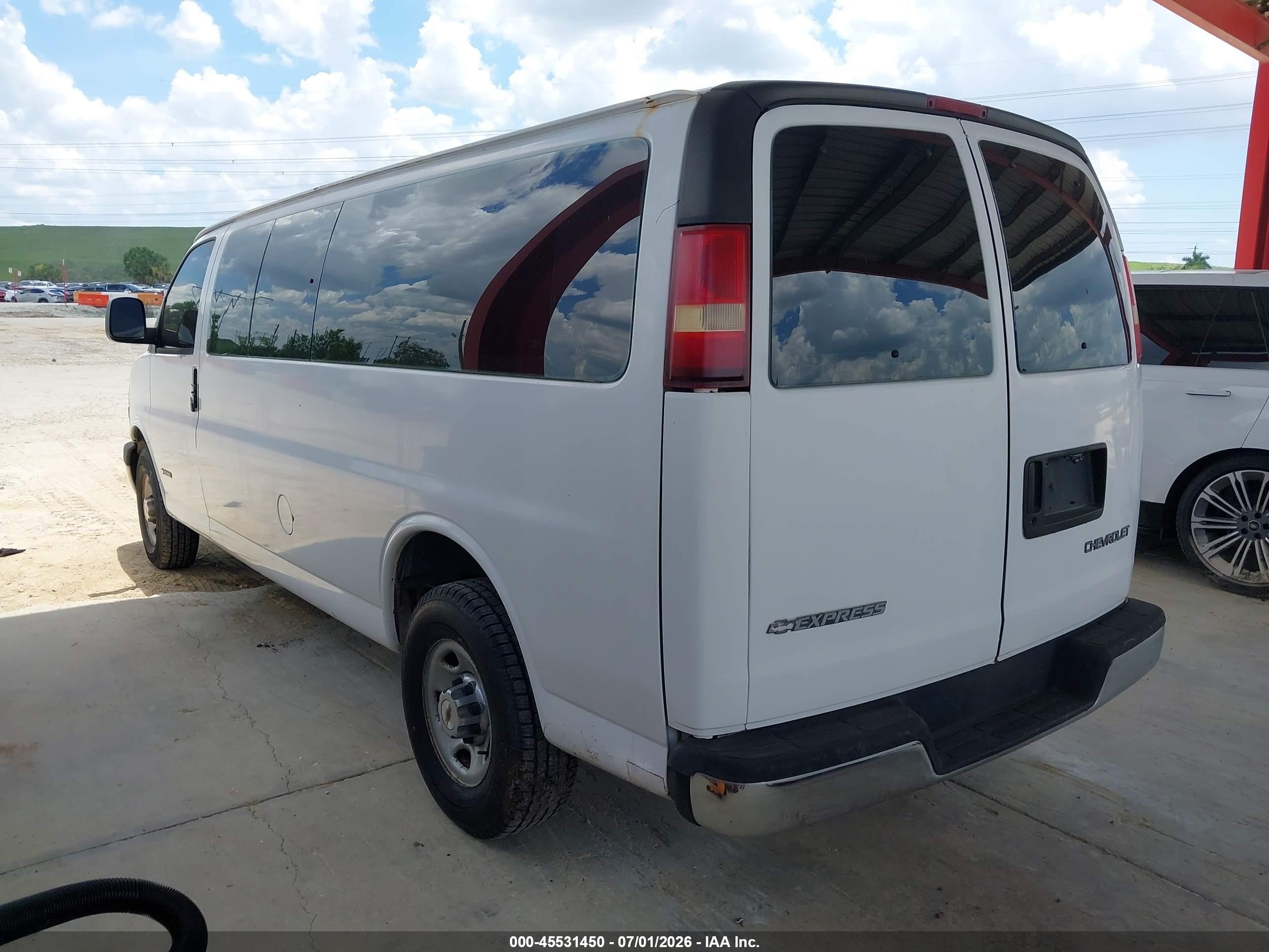2003 Chevrolet Express Passenger   White vin: 1GAHG39U831164383