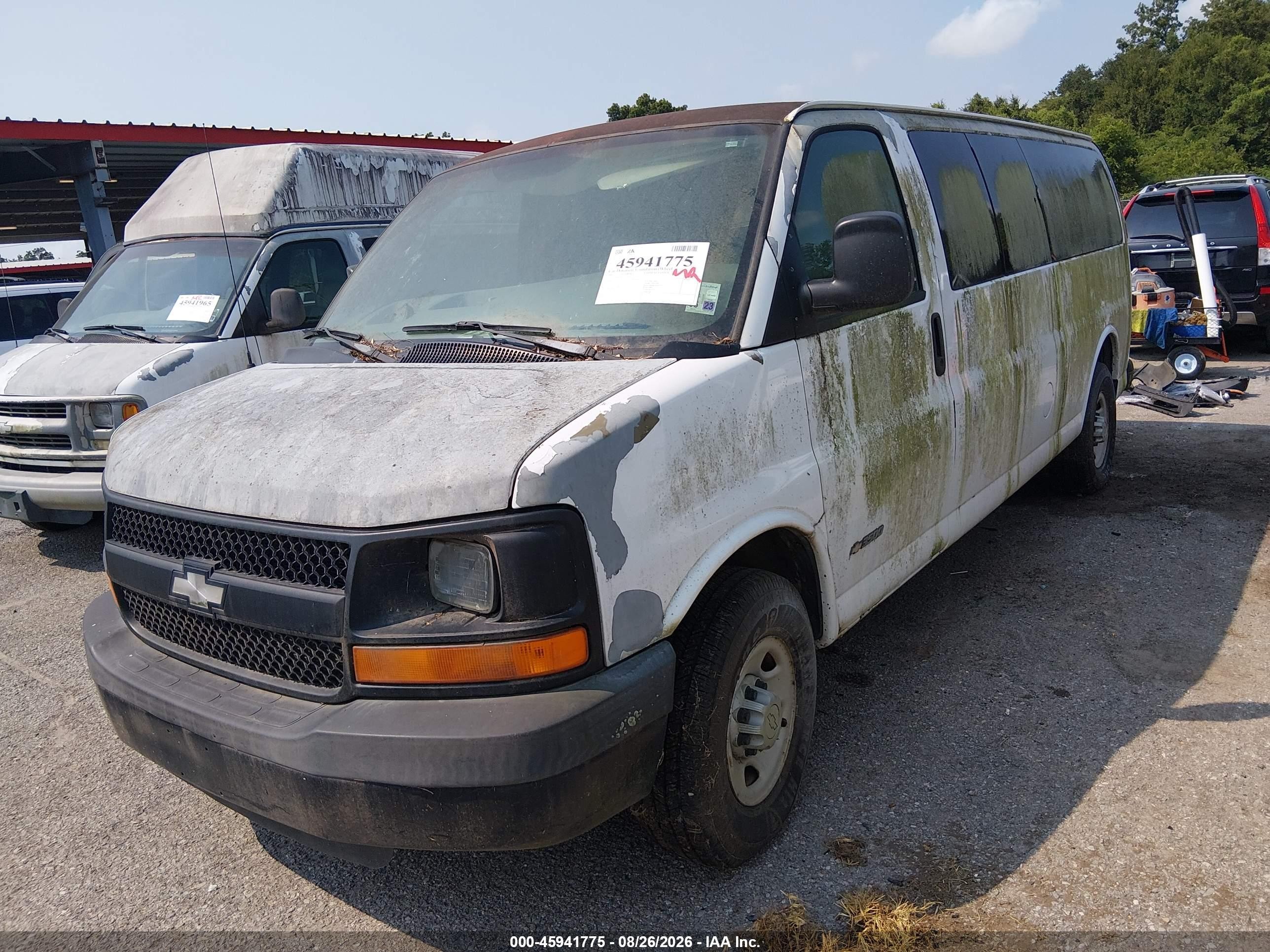 2005 Chevrolet Express Passenger   White vin: 1GAHG39U851263675