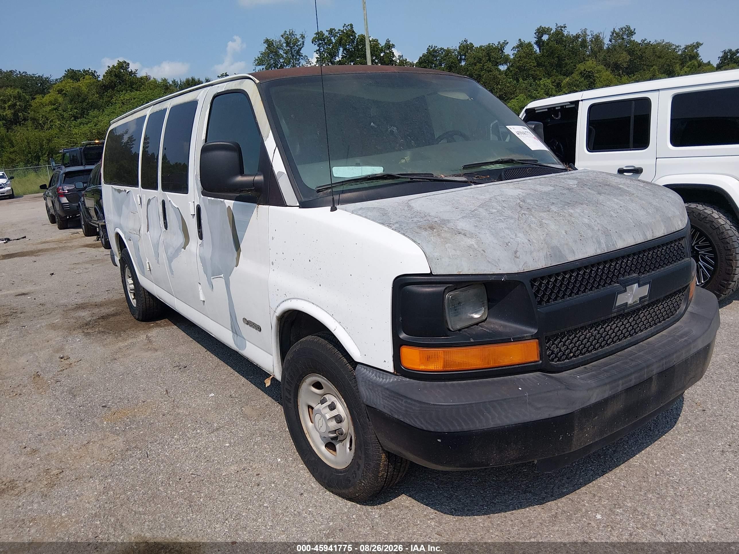 2005 Chevrolet Express Passenger   White vin: 1GAHG39U851263675