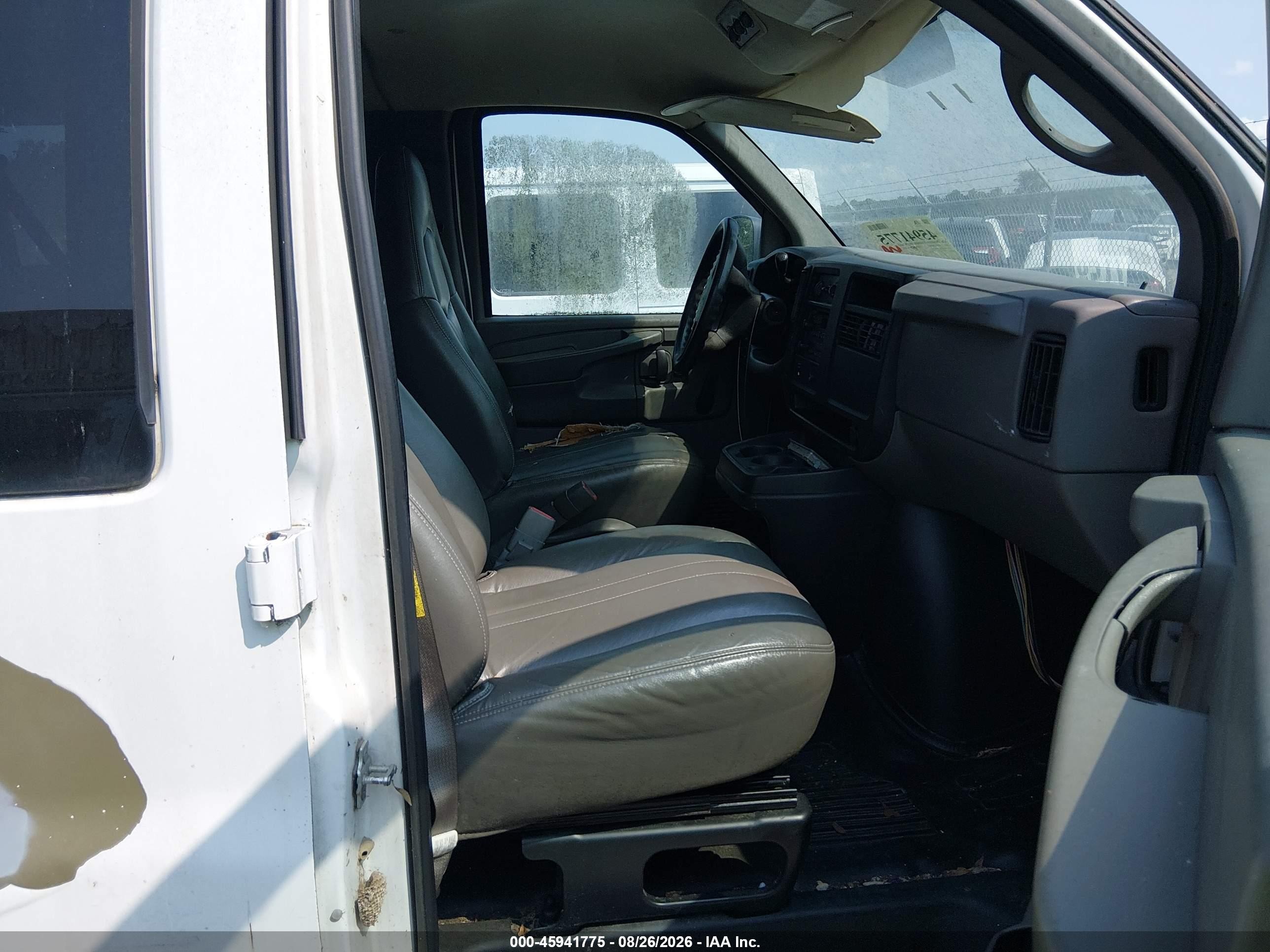 2005 Chevrolet Express Passenger   White vin: 1GAHG39U851263675
