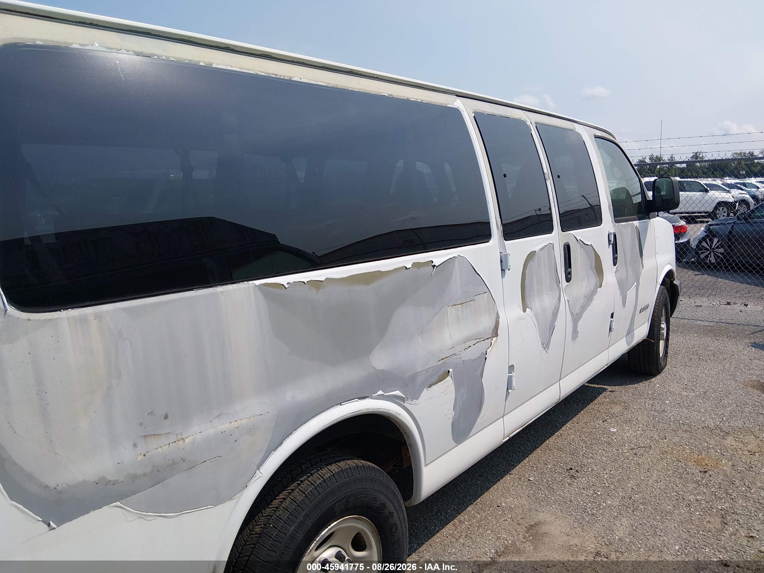2005 Chevrolet Express Passenger   White vin: 1GAHG39U851263675