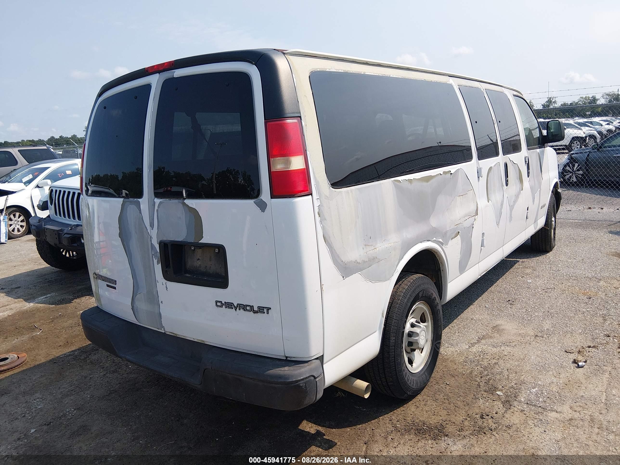 2005 Chevrolet Express Passenger   White vin: 1GAHG39U851263675