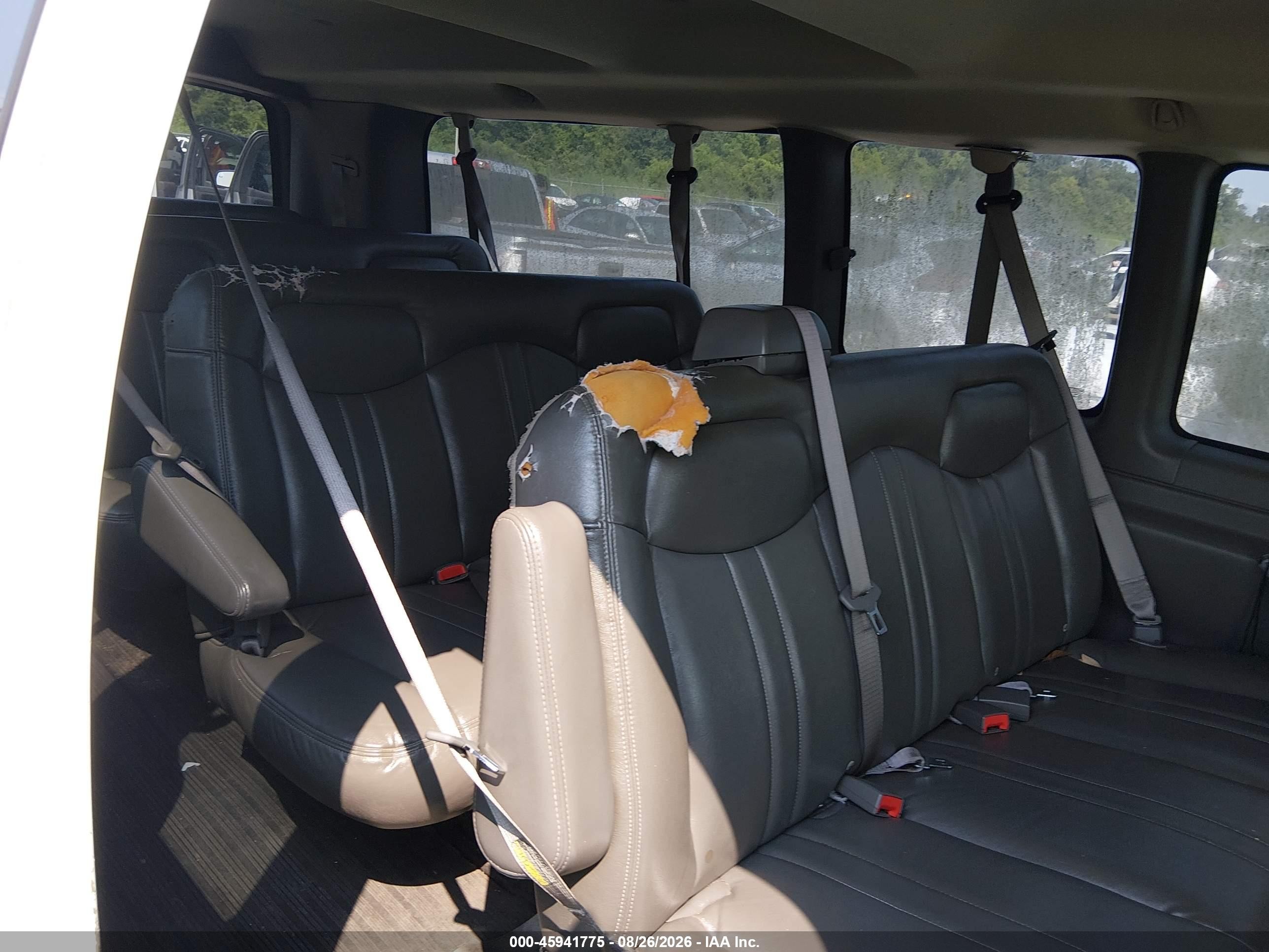2005 Chevrolet Express Passenger   White vin: 1GAHG39U851263675