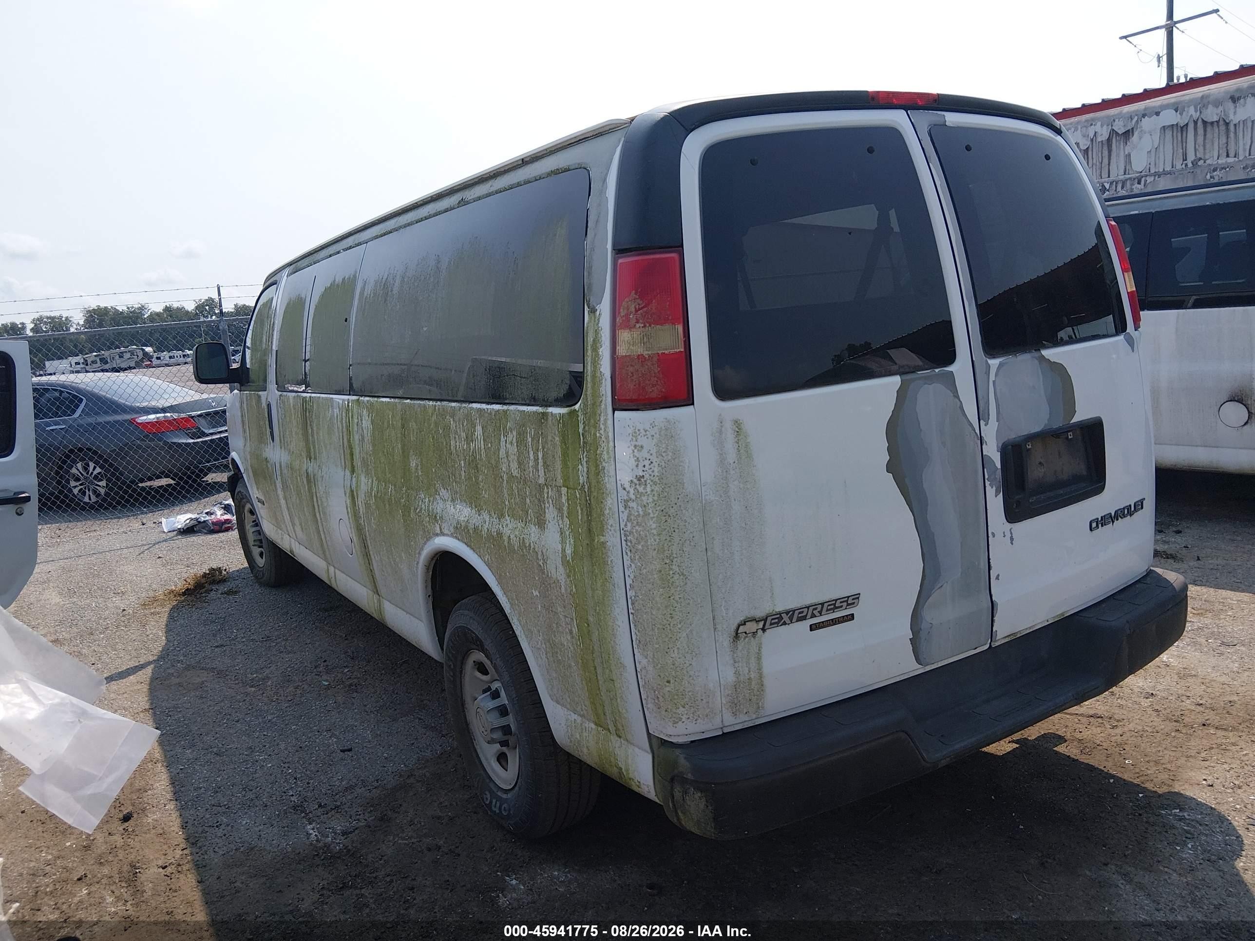 2005 Chevrolet Express Passenger   White vin: 1GAHG39U851263675