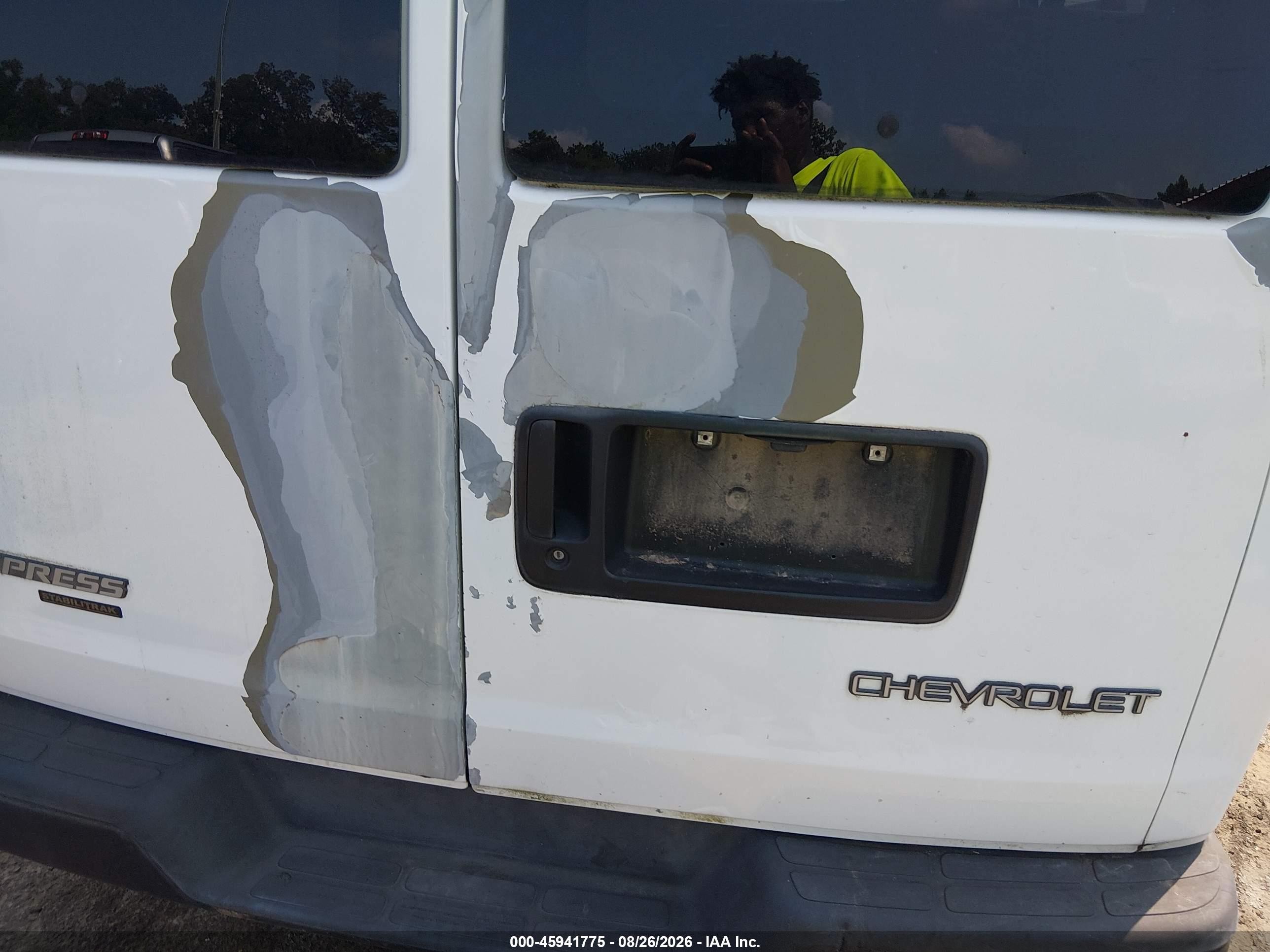2005 Chevrolet Express Passenger   White vin: 1GAHG39U851263675