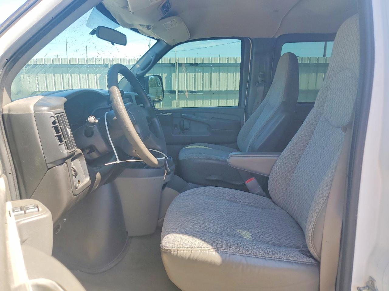 2007 Chevrolet Express G3500 White vin: 1GAHG39U871142390