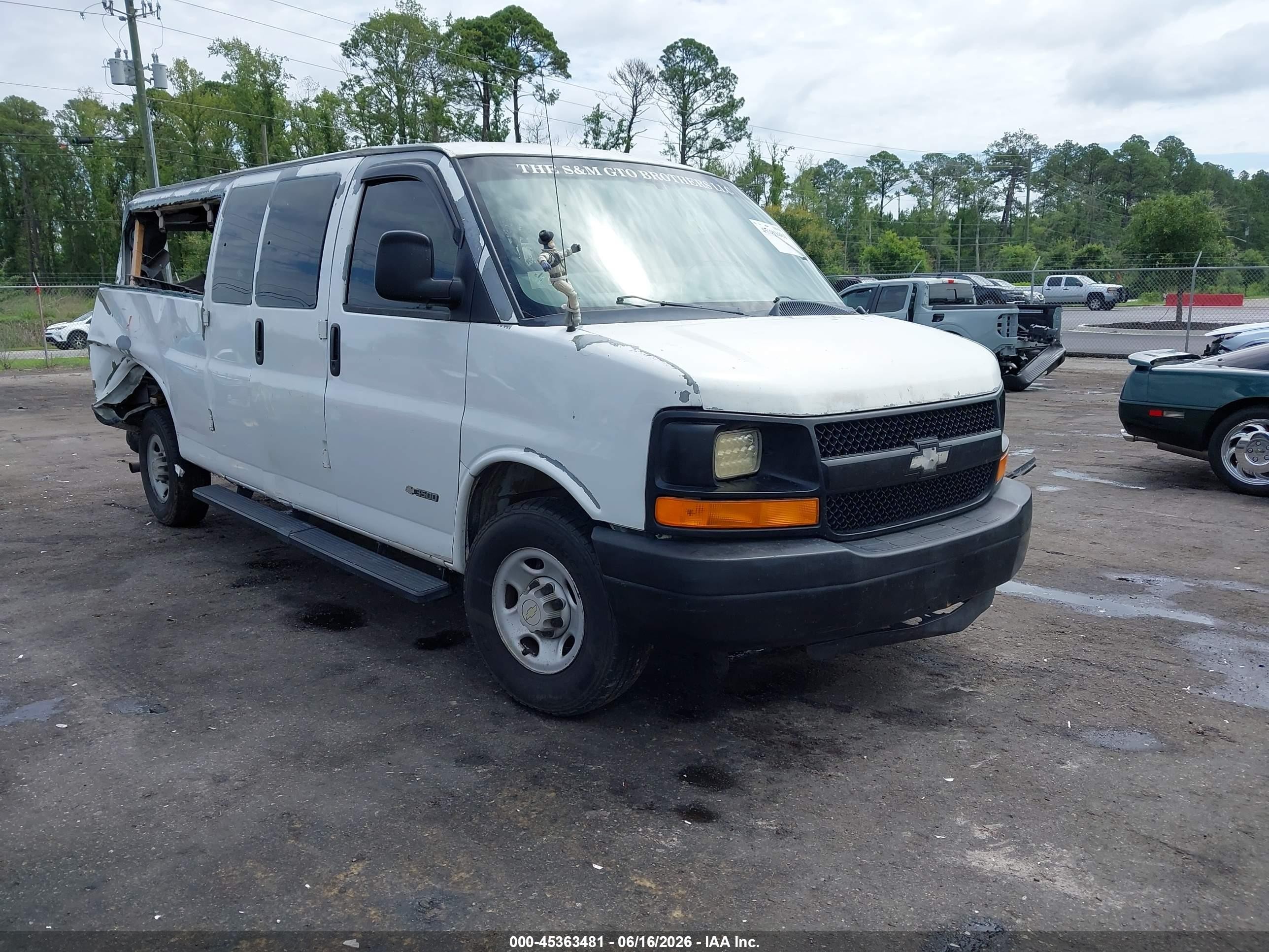2005 Chevrolet Express   White vin: 1GAHG39U951227901
