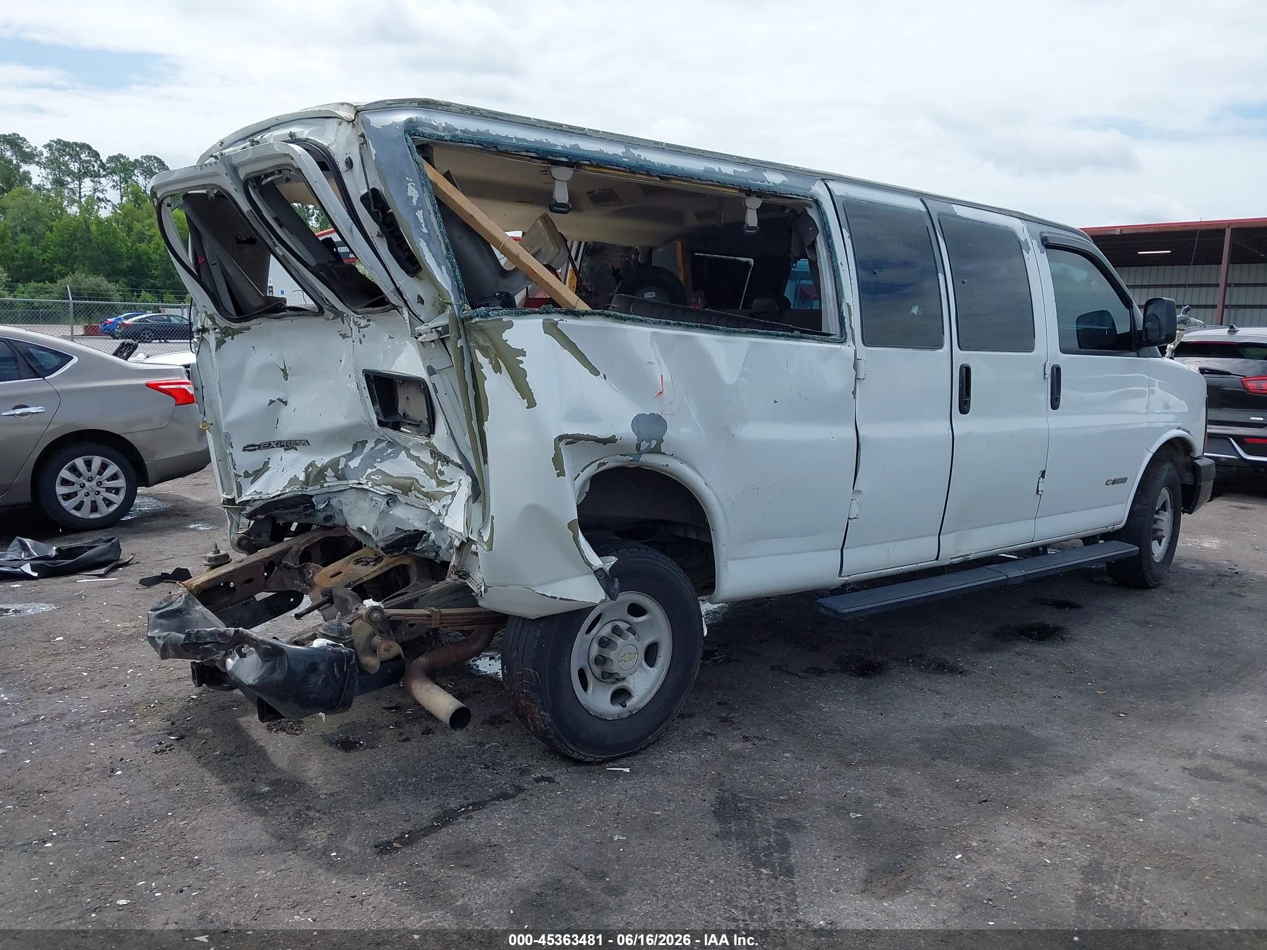 2005 Chevrolet Express   White vin: 1GAHG39U951227901