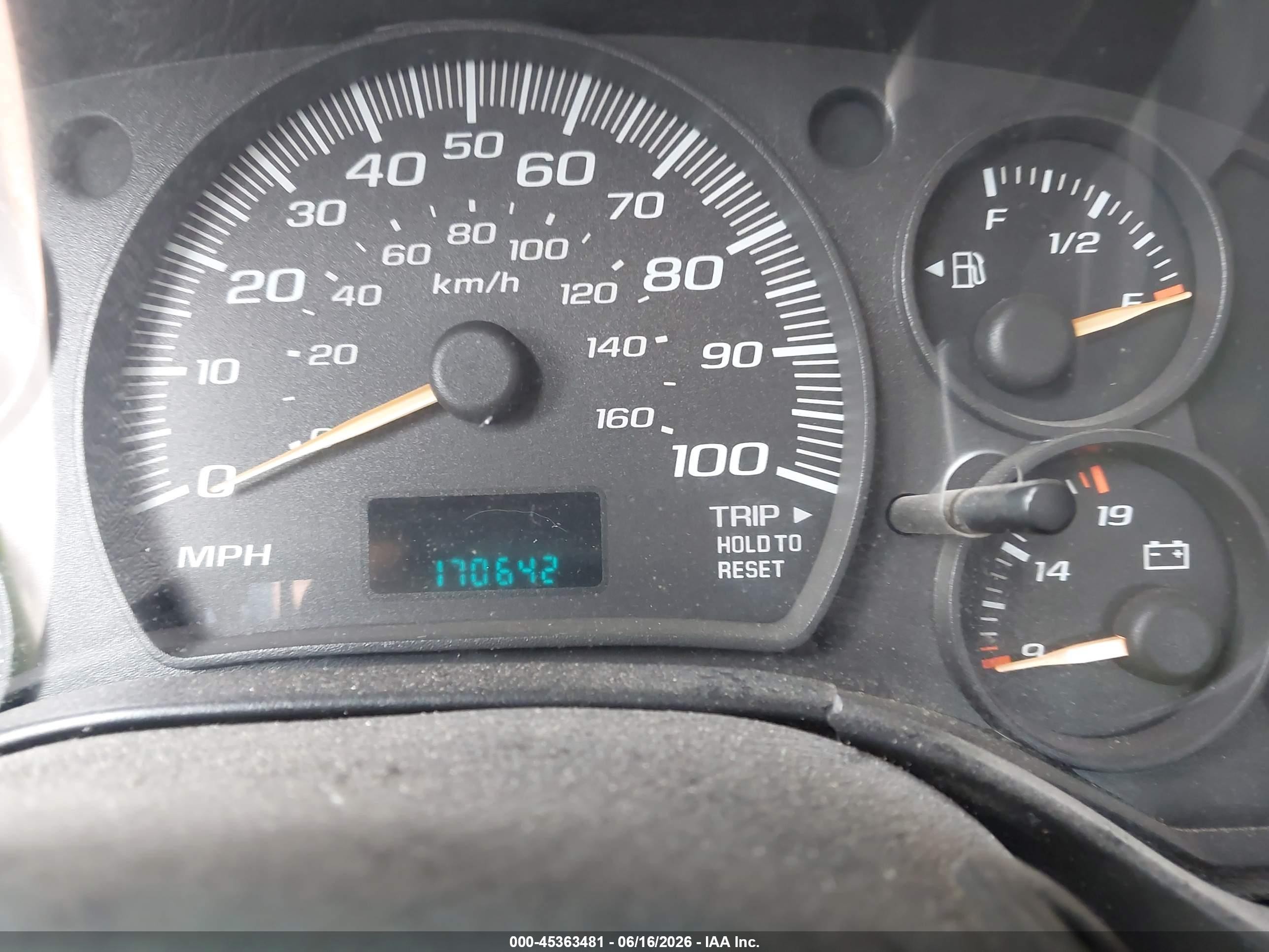2005 Chevrolet Express   White vin: 1GAHG39U951227901