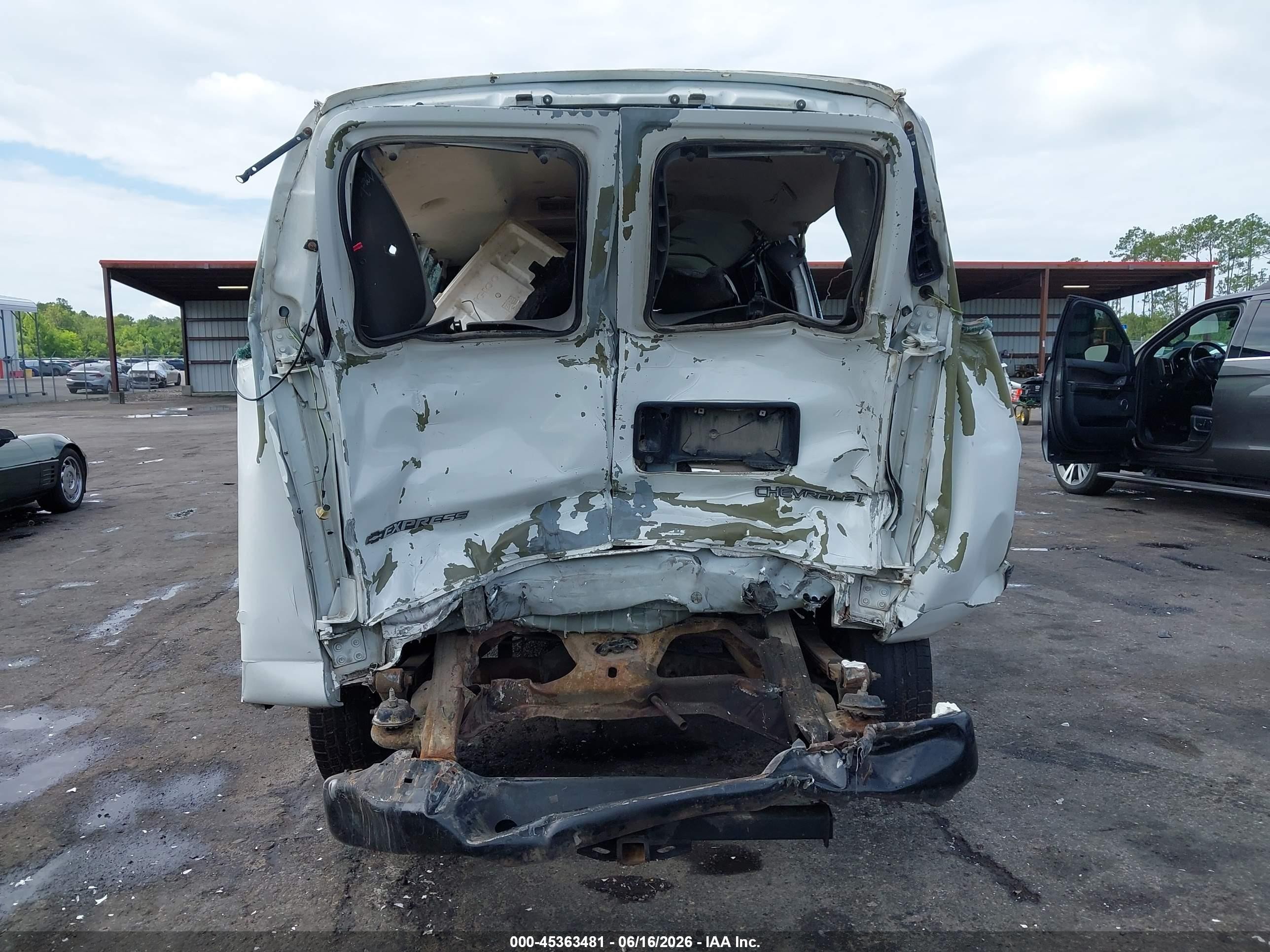 2005 Chevrolet Express   White vin: 1GAHG39U951227901
