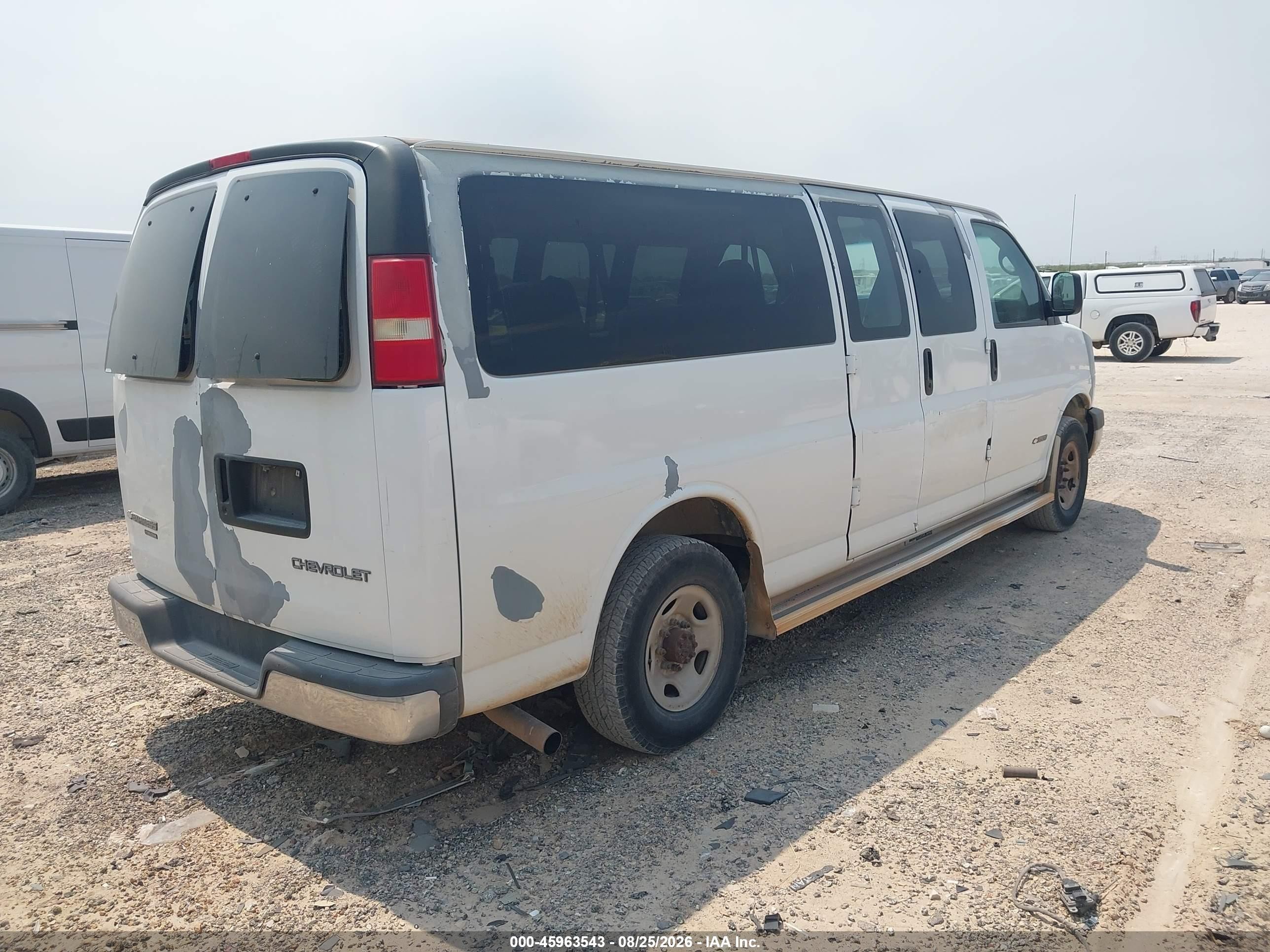 2006 Chevrolet Express Passenger Ls White vin: 1GAHG39UX61173509