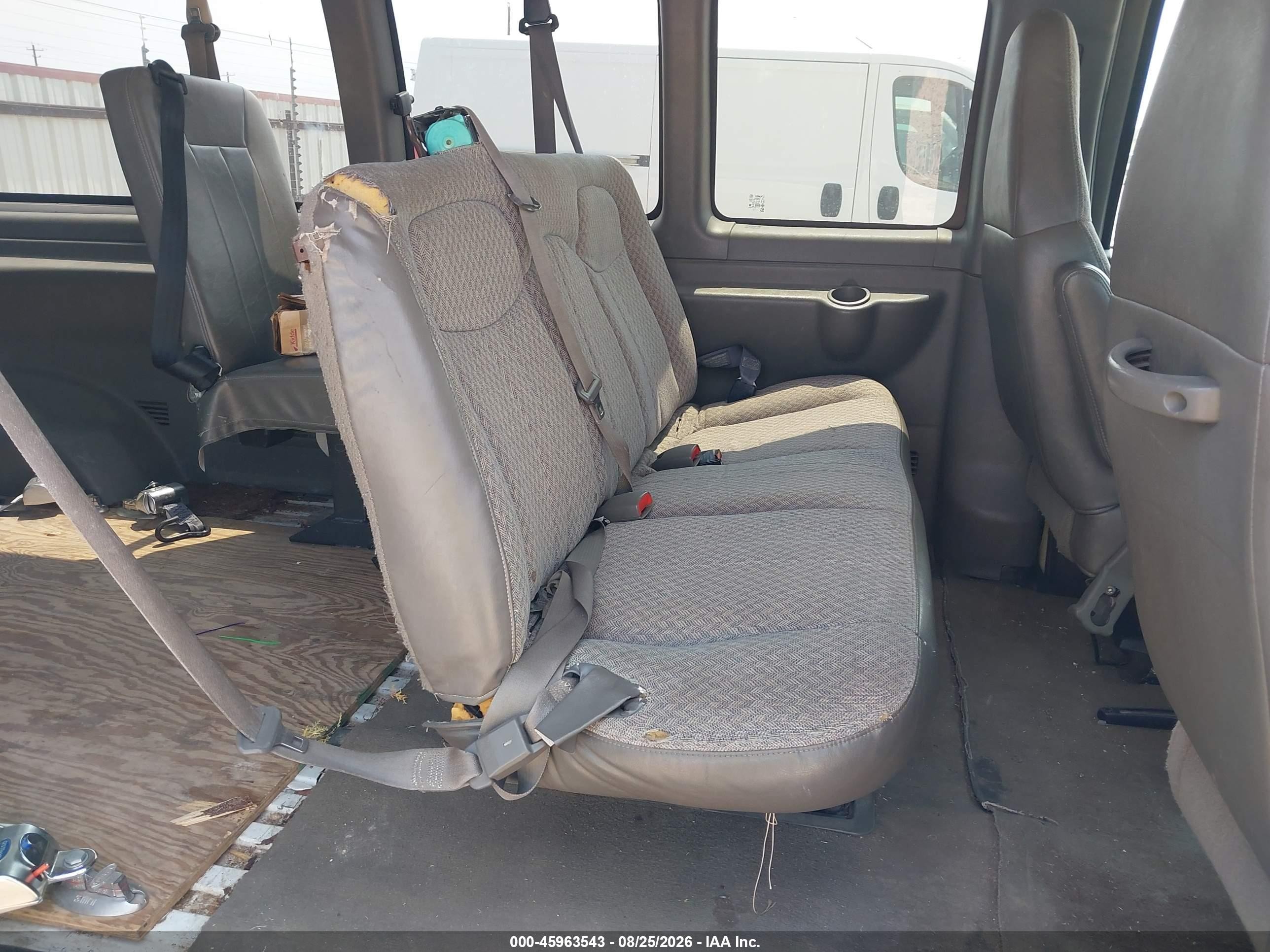 2006 Chevrolet Express Passenger Ls White vin: 1GAHG39UX61173509