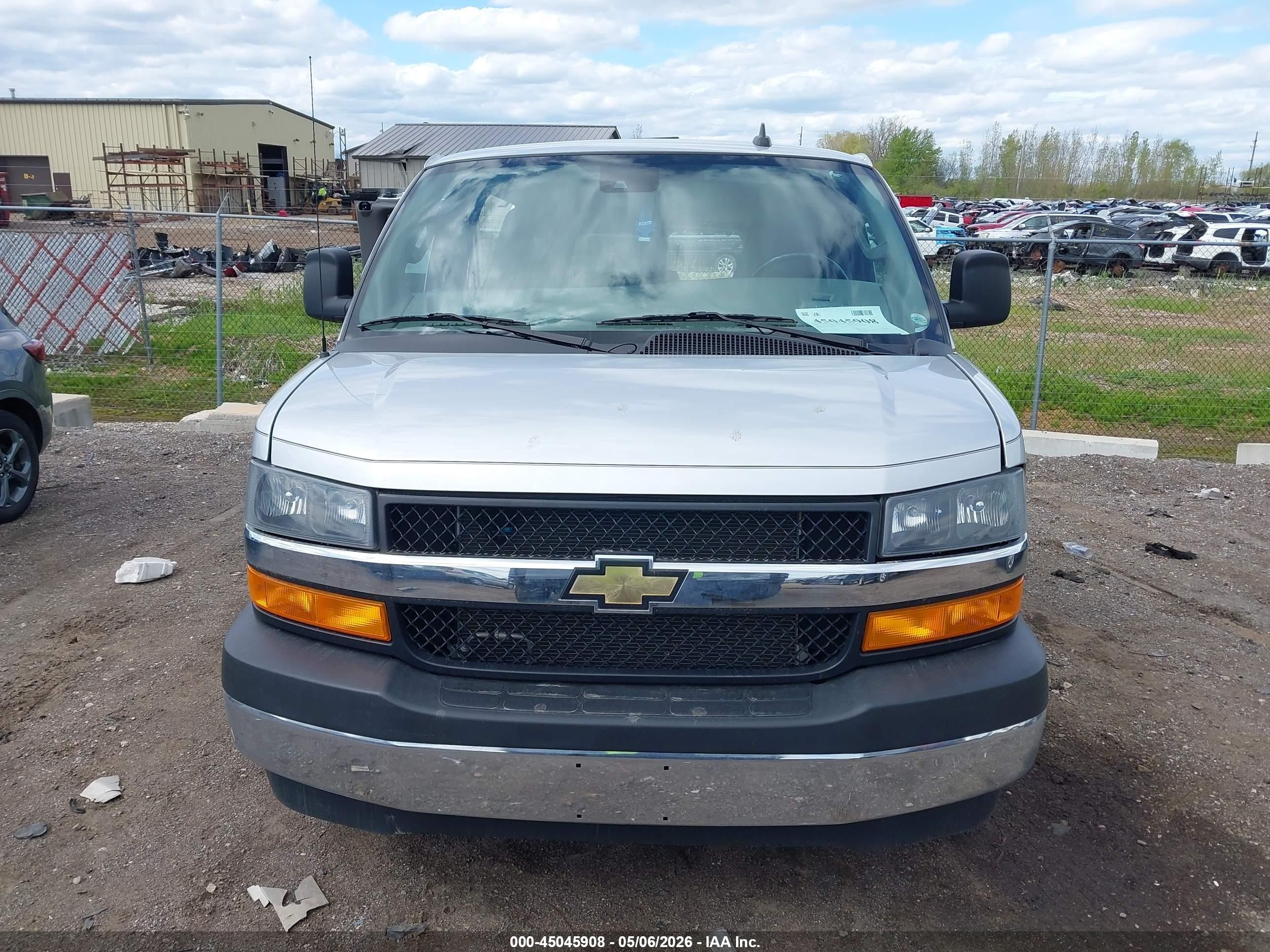 2023 Chevrolet Express Passenger Rwd 2500 Regular Wheelbase Lt Silver vin: 1GAWGFF78P1231593