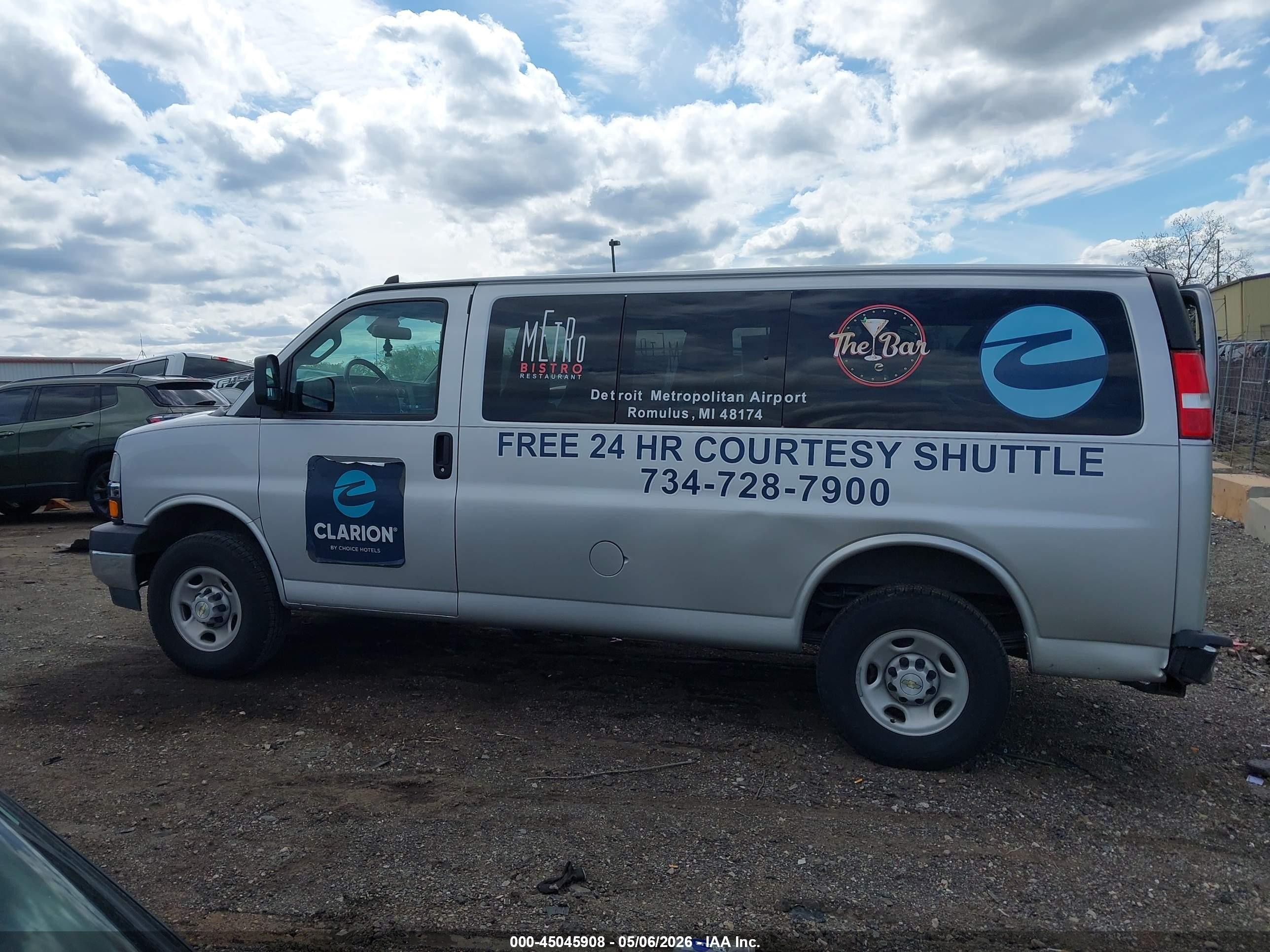 2023 Chevrolet Express Passenger Rwd 2500 Regular Wheelbase Lt Silver vin: 1GAWGFF78P1231593