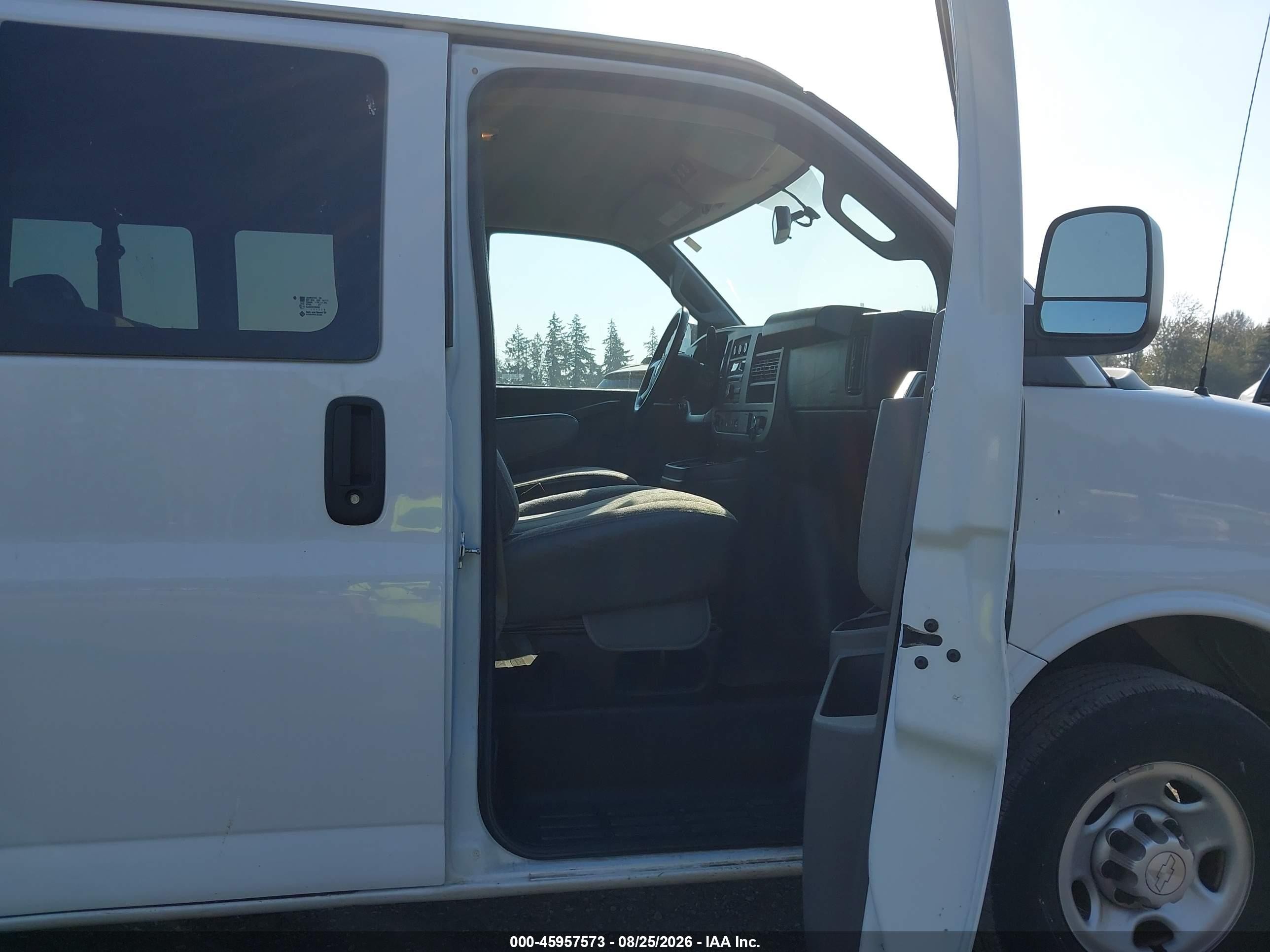2019 Chevrolet Express 3500 Ls White vin: 1GAZGNFG3K1361961