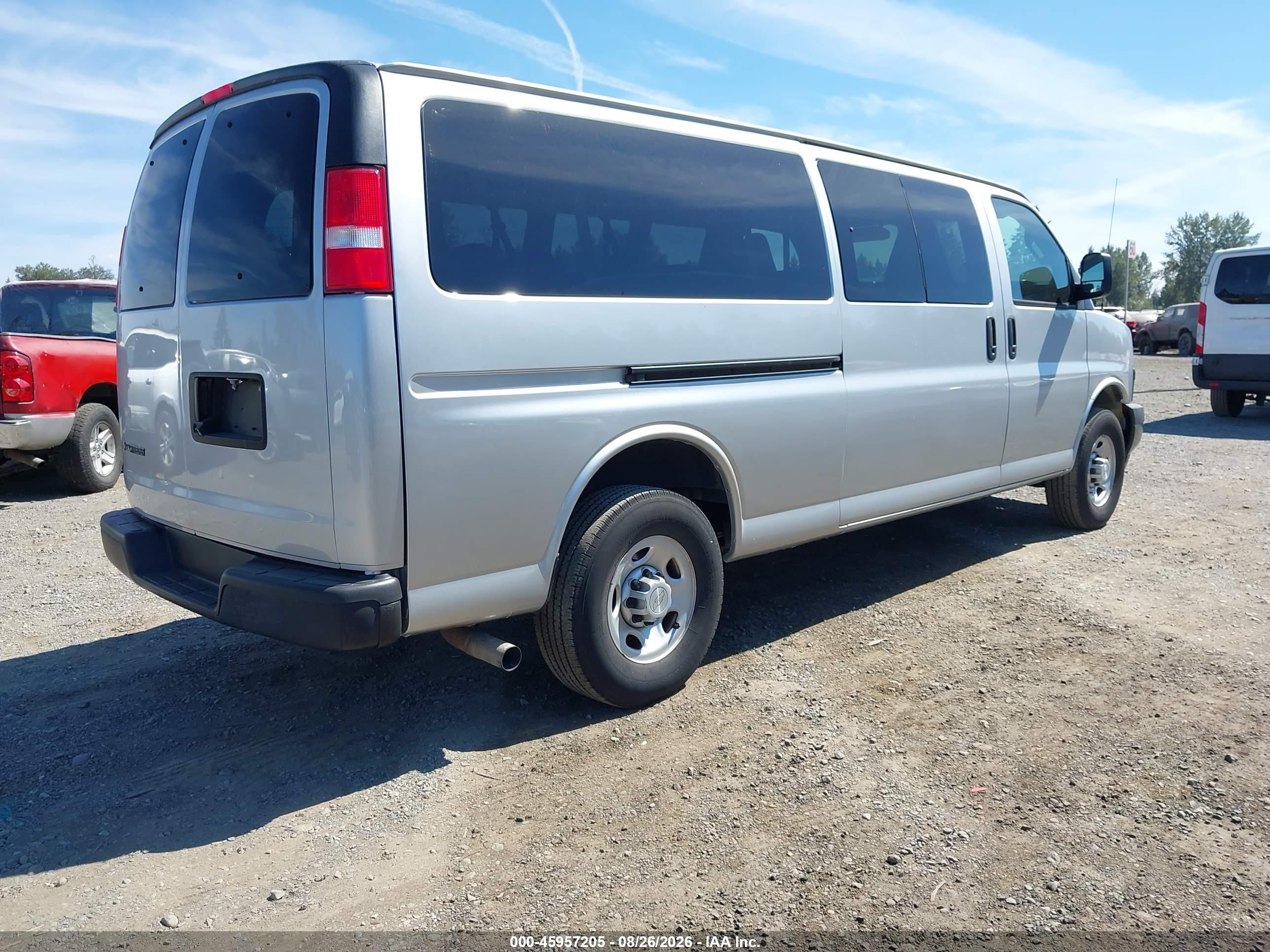 2019 Chevrolet Express 3500 Ls Silver vin: 1GAZGNFG4K1359135