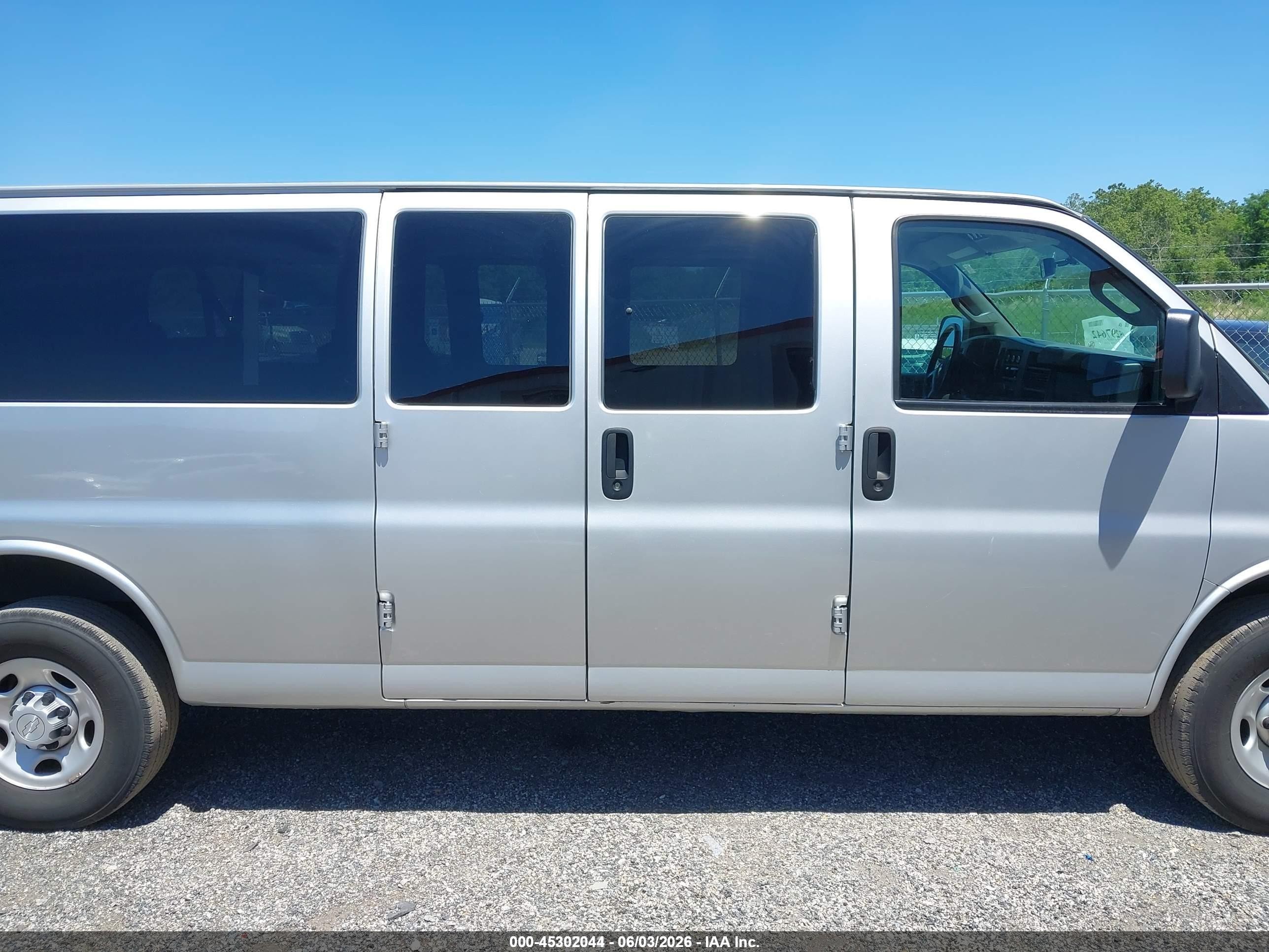 2019 Chevrolet Express 3500 Ls Серебряный vin: 1GAZGNFG8K1324906