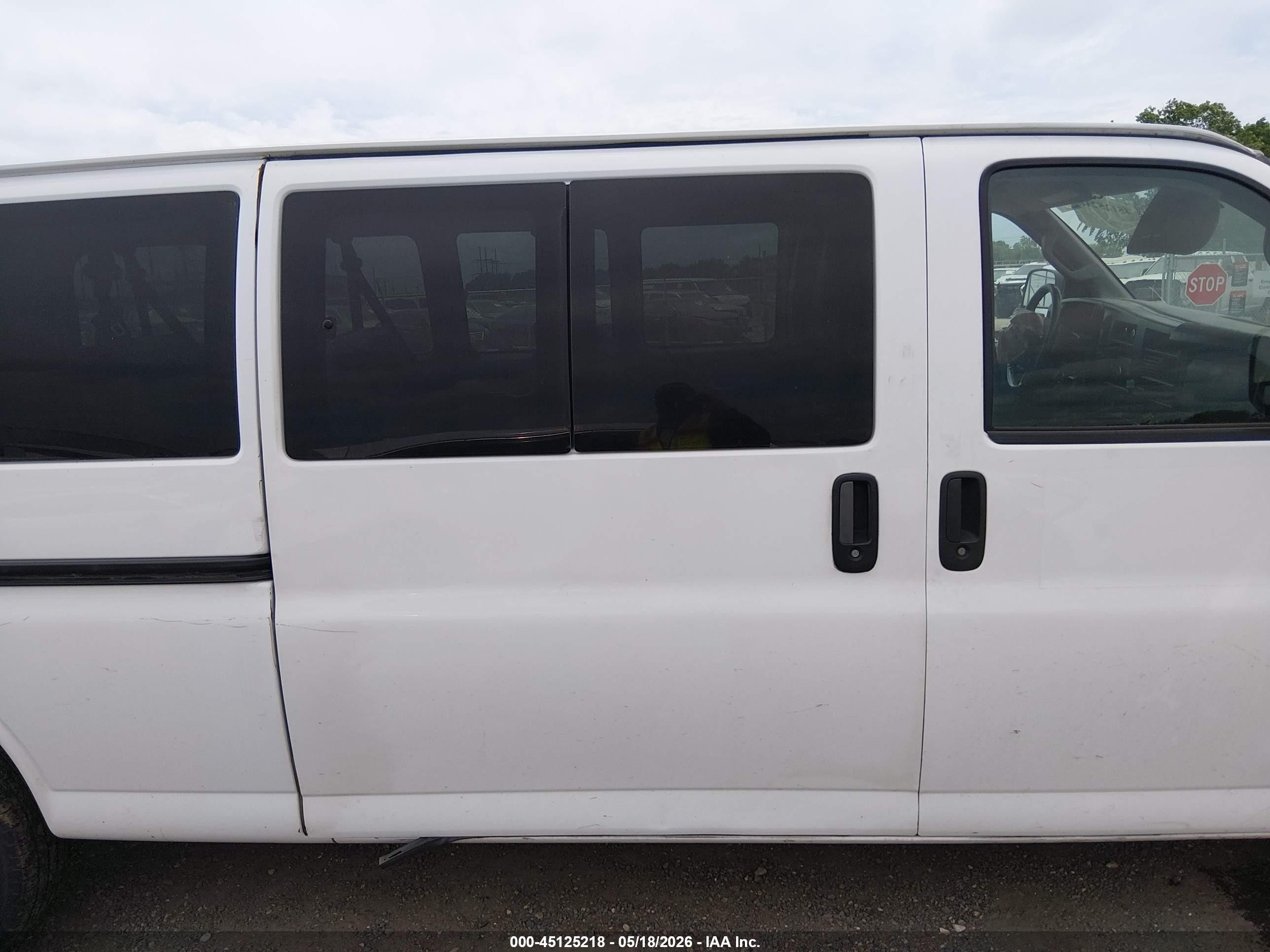 2022 Chevrolet Express Passenger Rwd 3500 Extended Wheelbase Ls White vin: 1GAZGNFP2N1267901